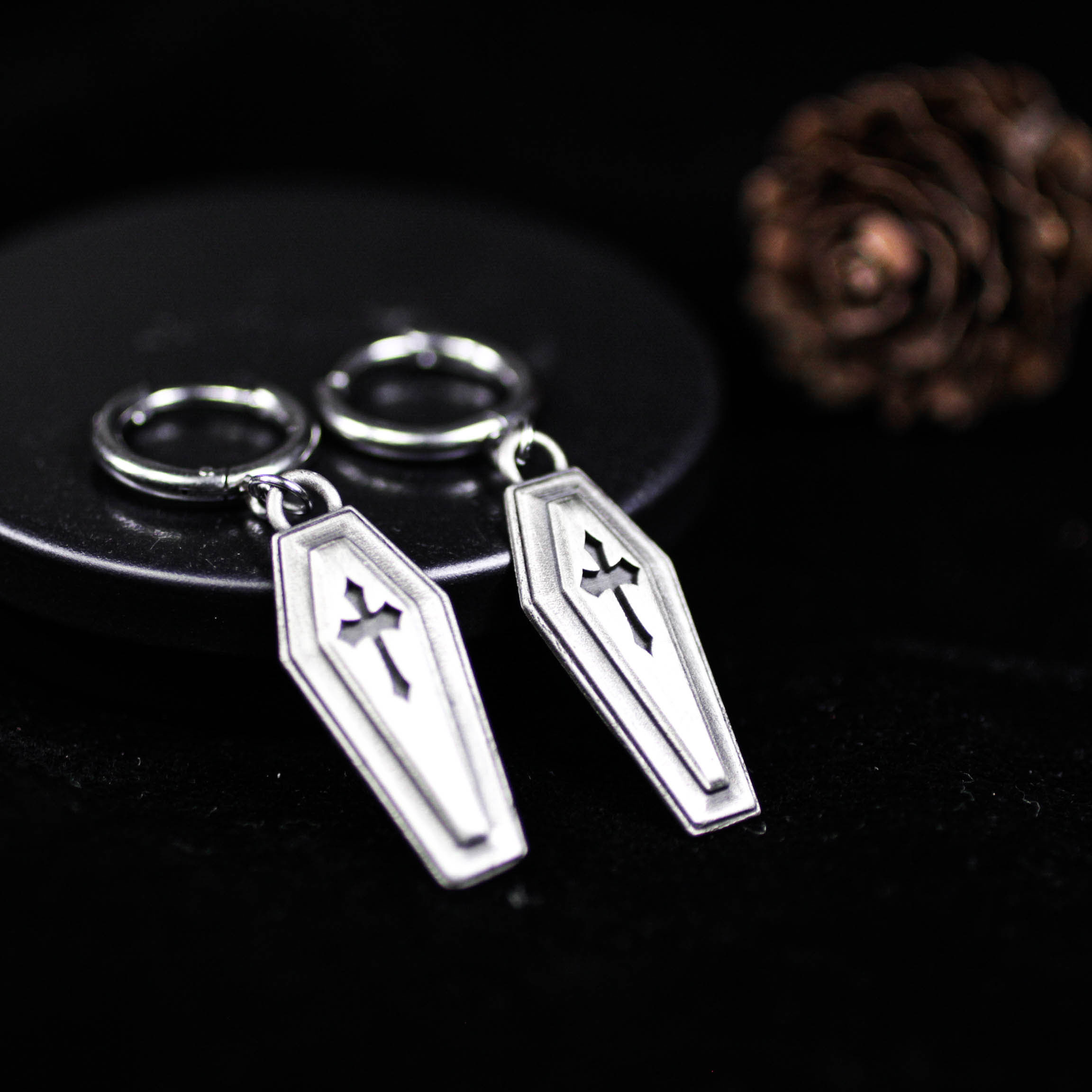 棺型ドロップイヤリング - ゴシッククロス風ジュエリー - ホワイトブラス製ハンドメイドダングルイヤリング