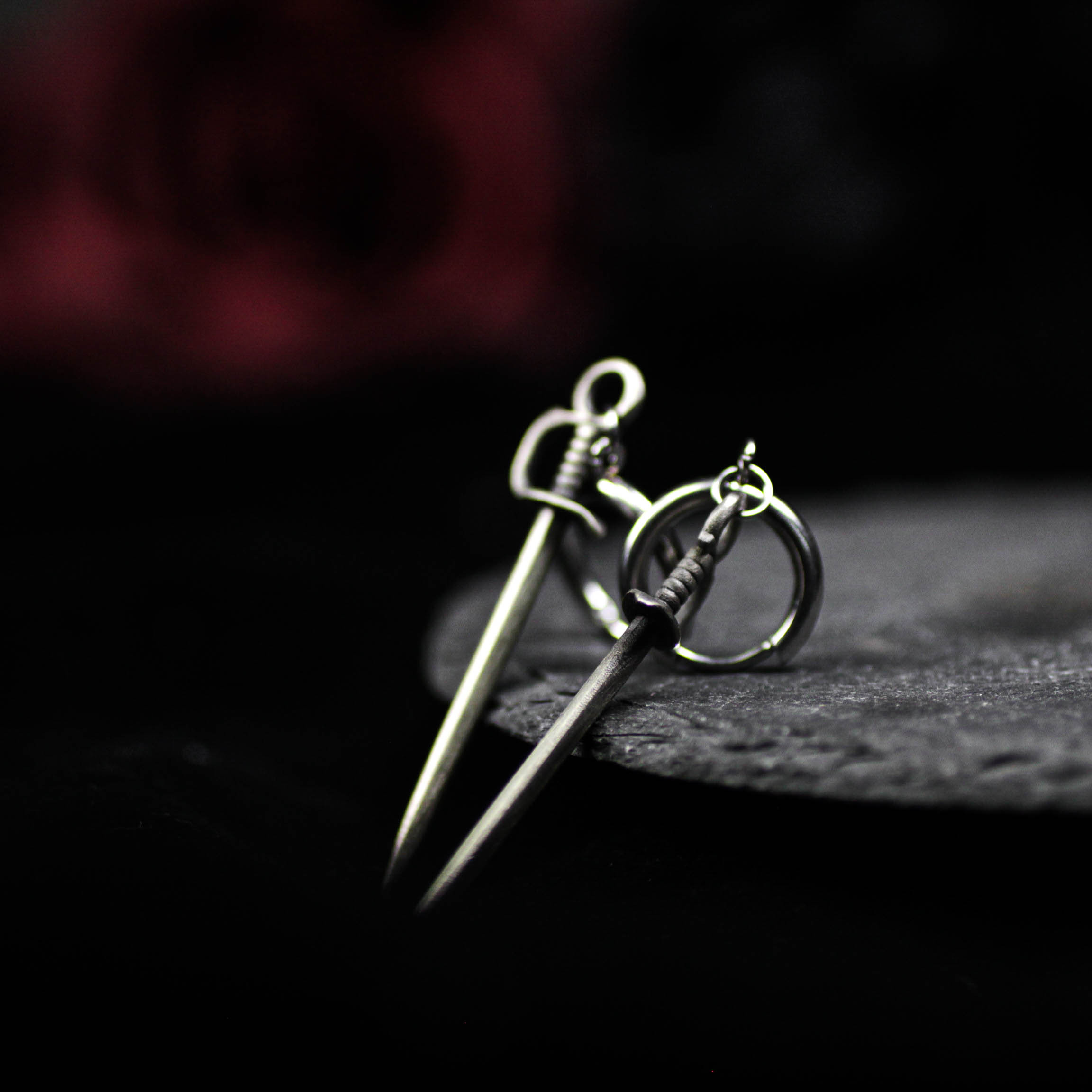 レイピアソードドロップイヤリング - 中世の武器にインスパイアされたジュエリー - ホワイトブラスハンドメイドダングルイ