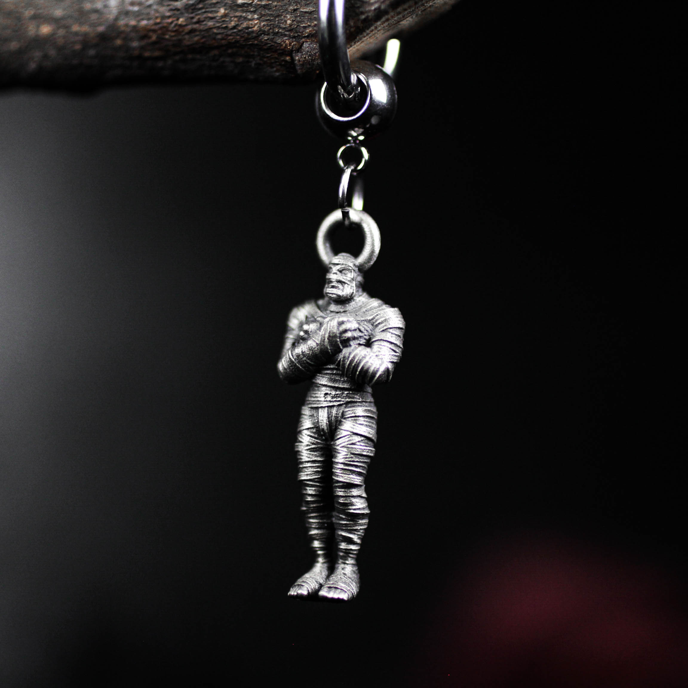 ミイラのドロップイヤリング - ゴシックホラー風ジュエリー - ホワイトブラス製ハンドメイドダングルイヤリング