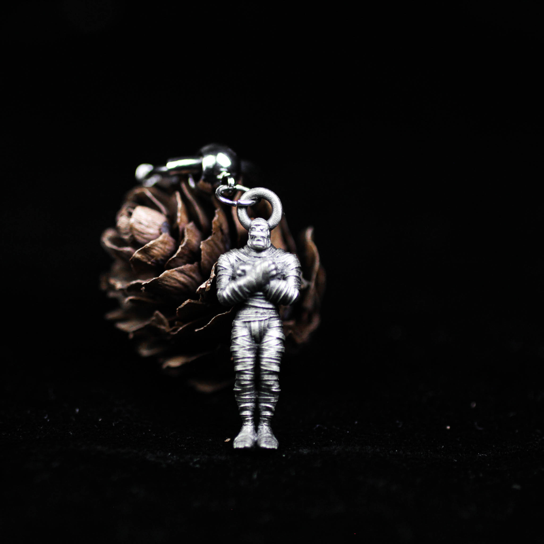 ミイラのドロップイヤリング - ゴシックホラー風ジュエリー - ホワイトブラス製ハンドメイドダングルイヤリング