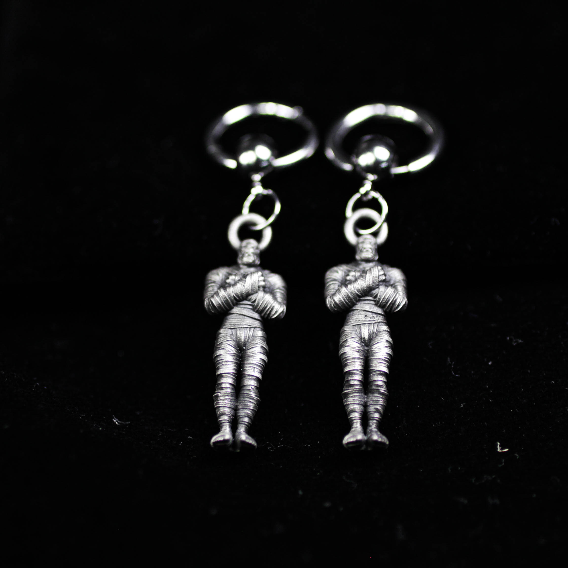 ミイラのドロップイヤリング - ゴシックホラー風ジュエリー - ホワイトブラス製ハンドメイドダングルイヤリング