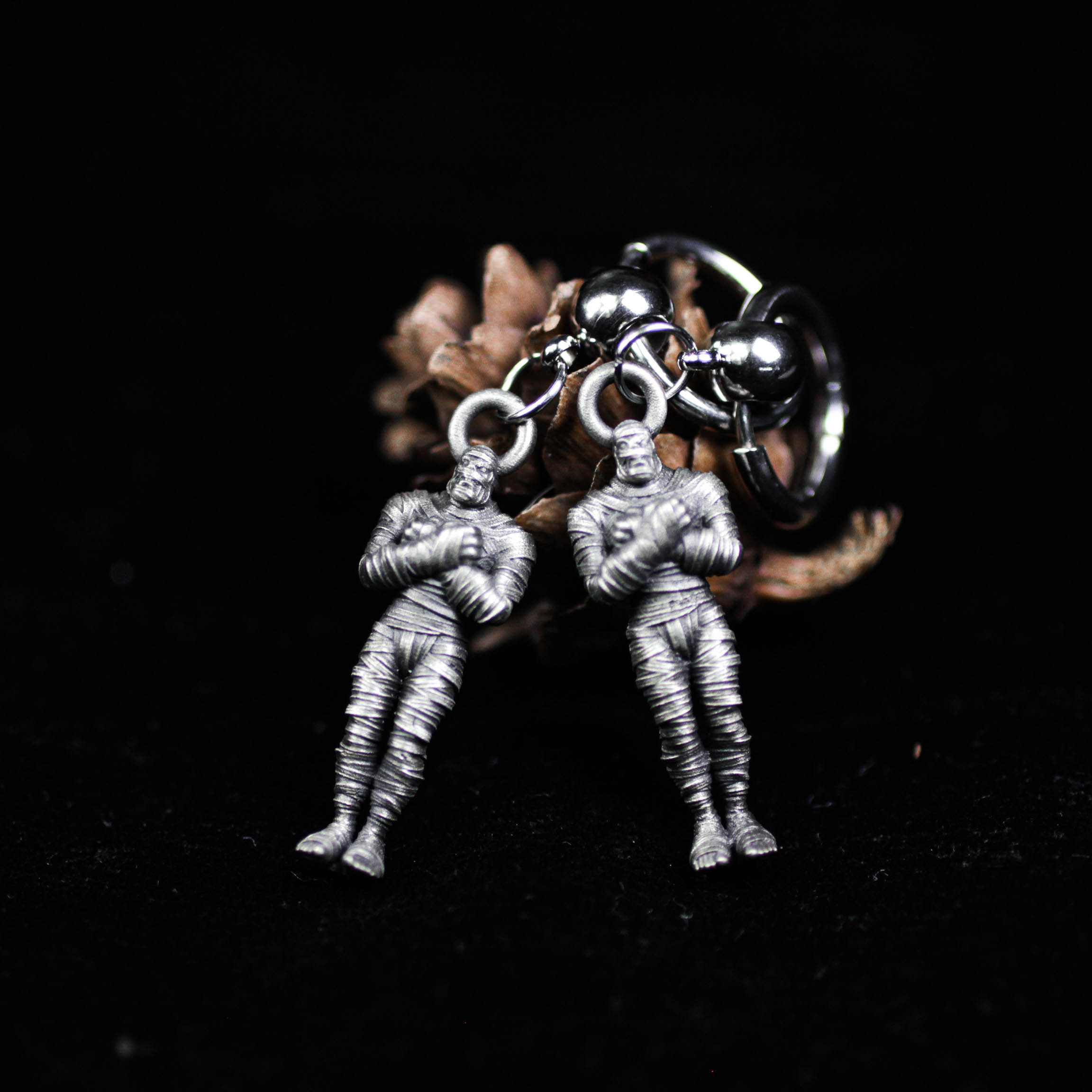 ミイラのドロップイヤリング - ゴシックホラー風ジュエリー - ホワイトブラス製ハンドメイドダングルイヤリング