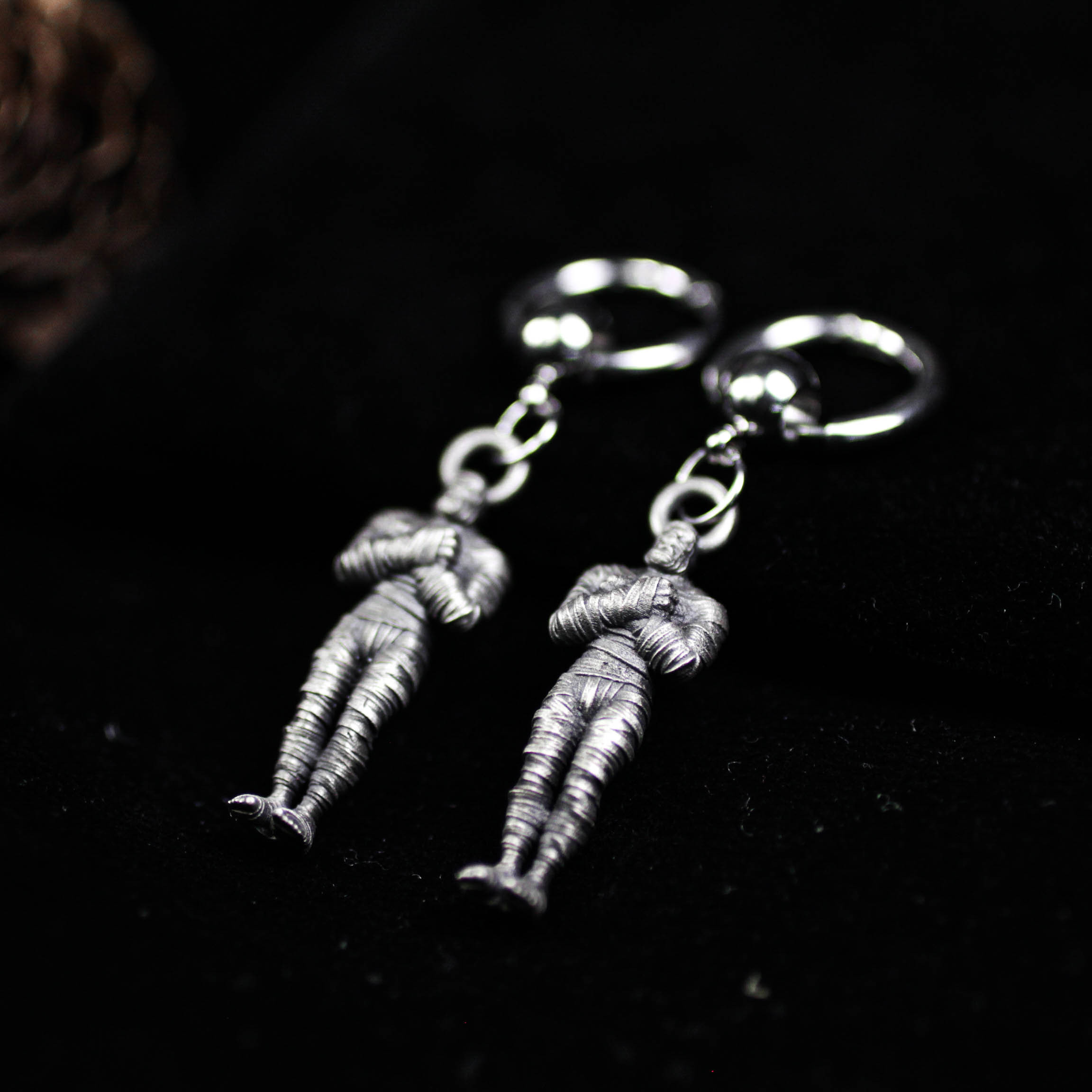 ミイラのドロップイヤリング - ゴシックホラー風ジュエリー - ホワイトブラス製ハンドメイドダングルイヤリング