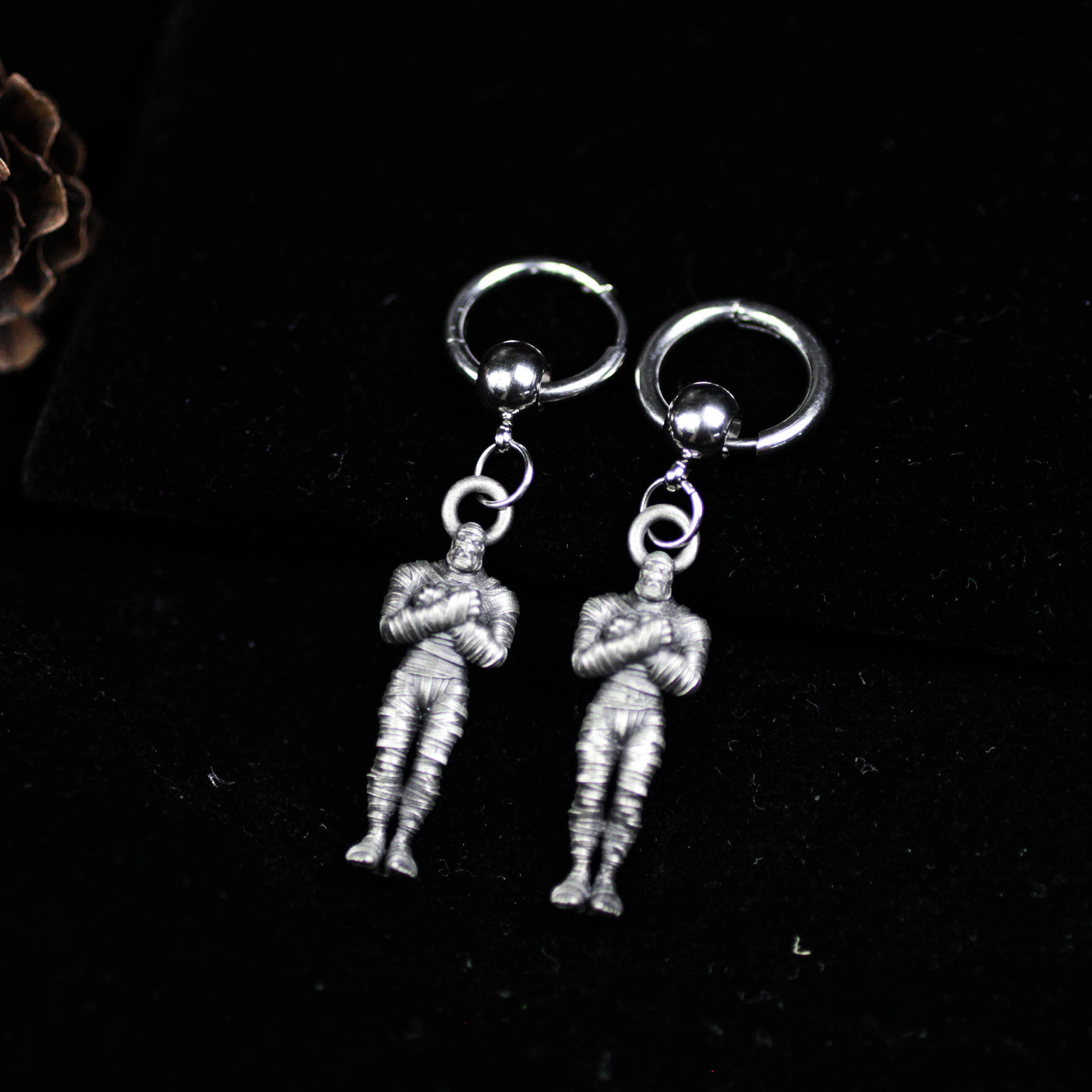 ミイラのドロップイヤリング - ゴシックホラー風ジュエリー - ホワイトブラス製ハンドメイドダングルイヤリング