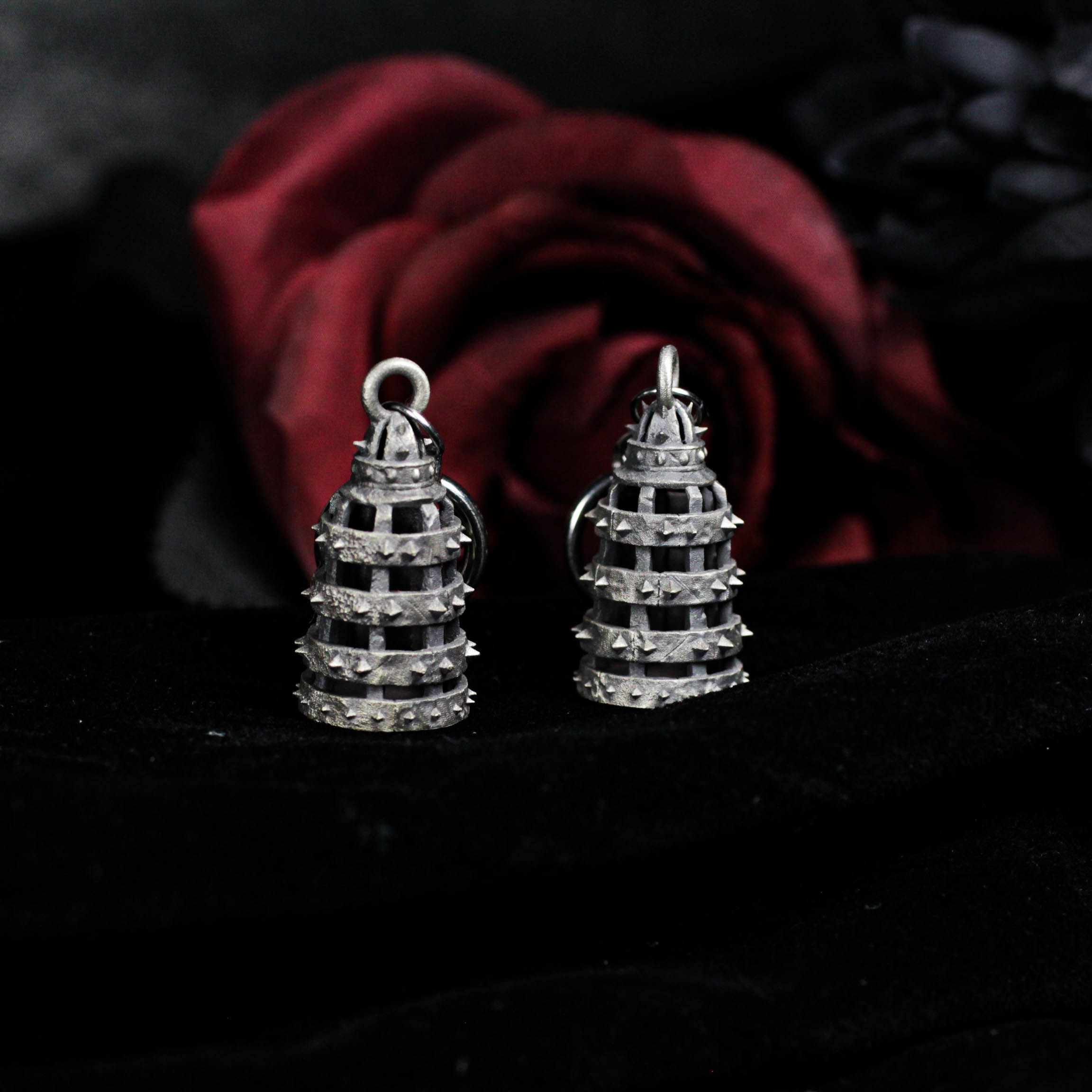 アイアンケージドロップイヤリング - ゴシックダンジョン風ジュエリー - ホワイトブラスハンドメイドダングルイヤリング