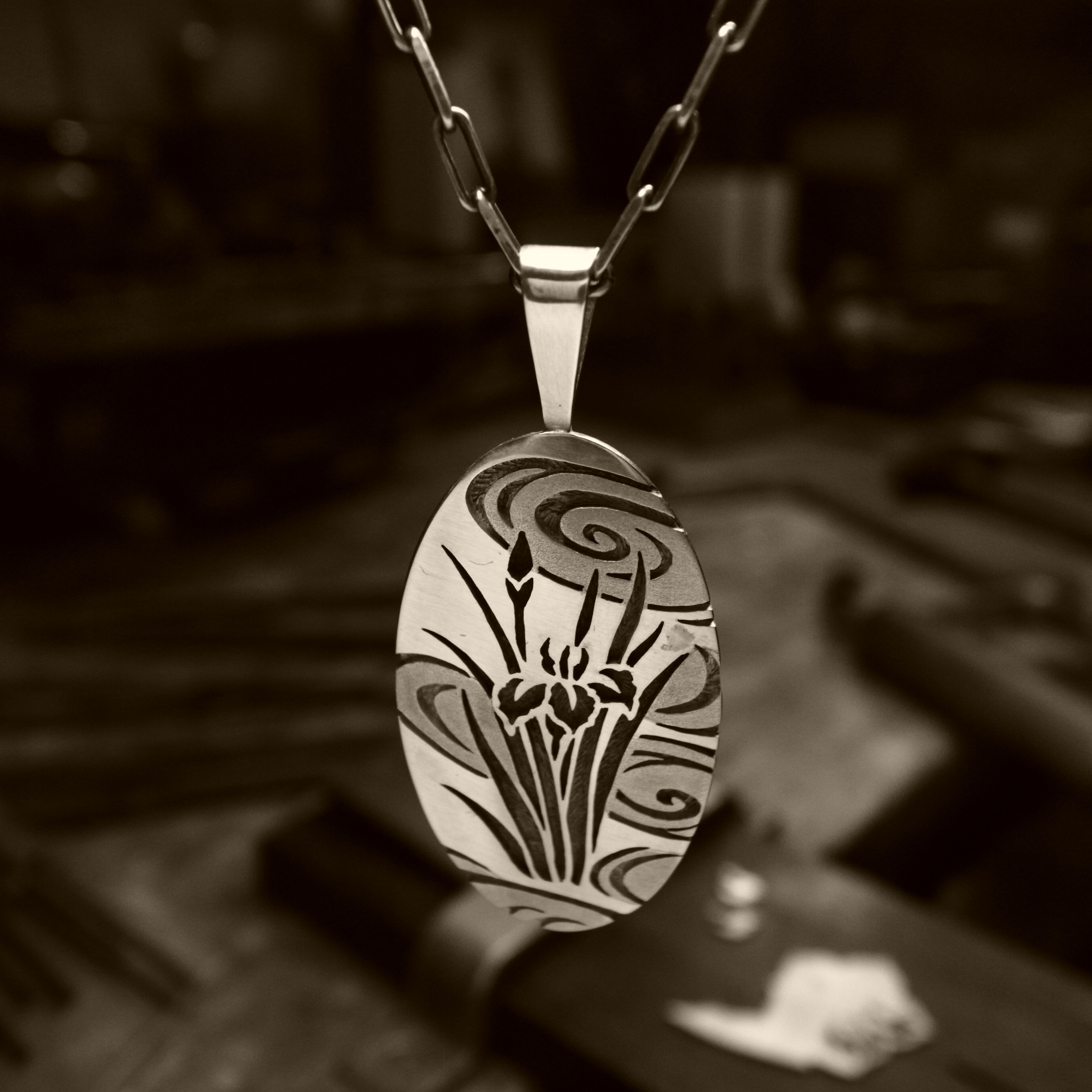 美しい流水も必見【観世水にあやめ】ペンダントネックレス 和柄オーバーレイシルバー　雑誌掲載商品　メンズおすすめ