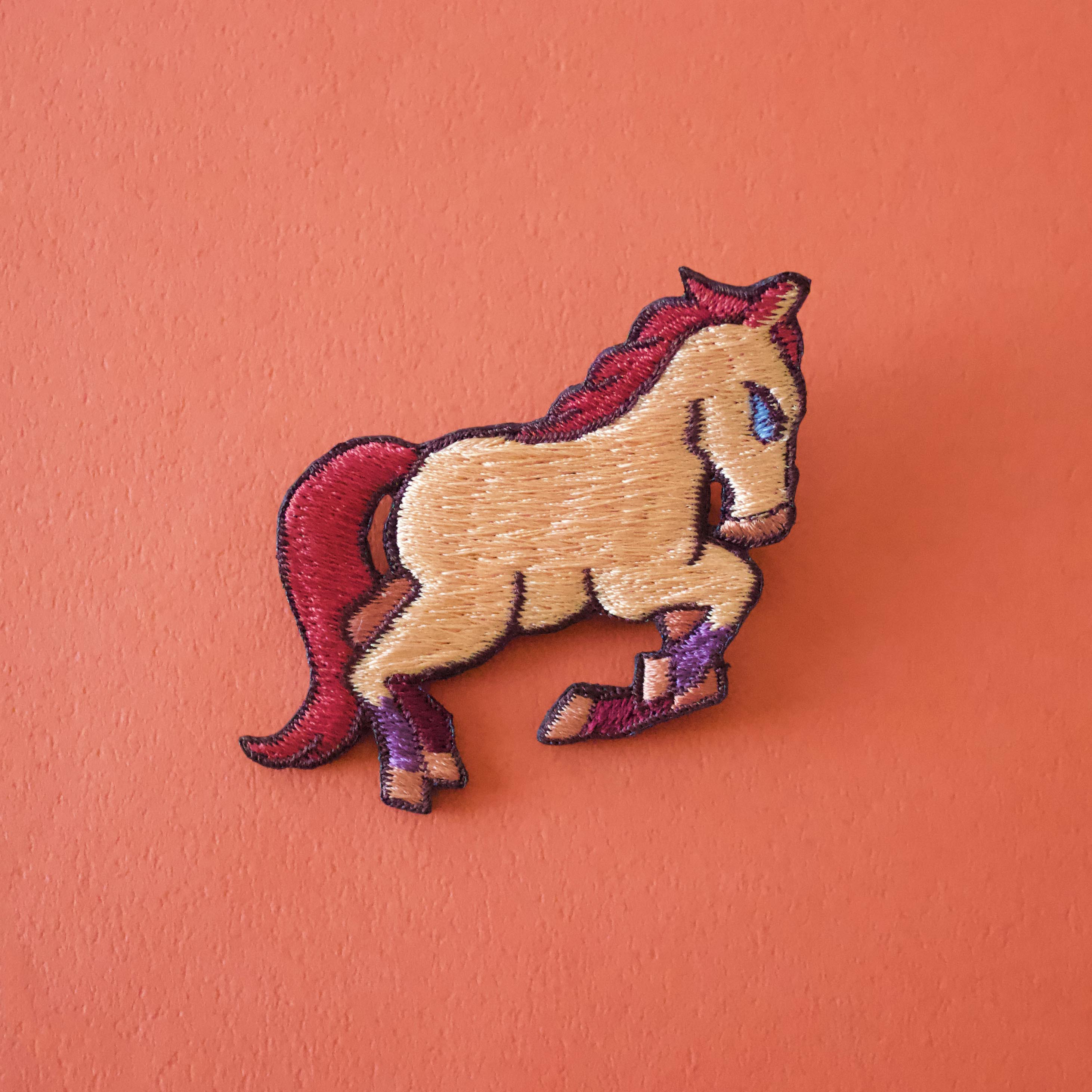 ウマの刺繍ブローチ