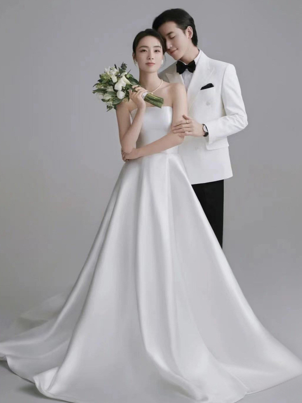 高級感 白 サテン オフショルダー ウェディングドレス シンプル 韓国風 花嫁 披露宴 演奏会 前撮り HL1005