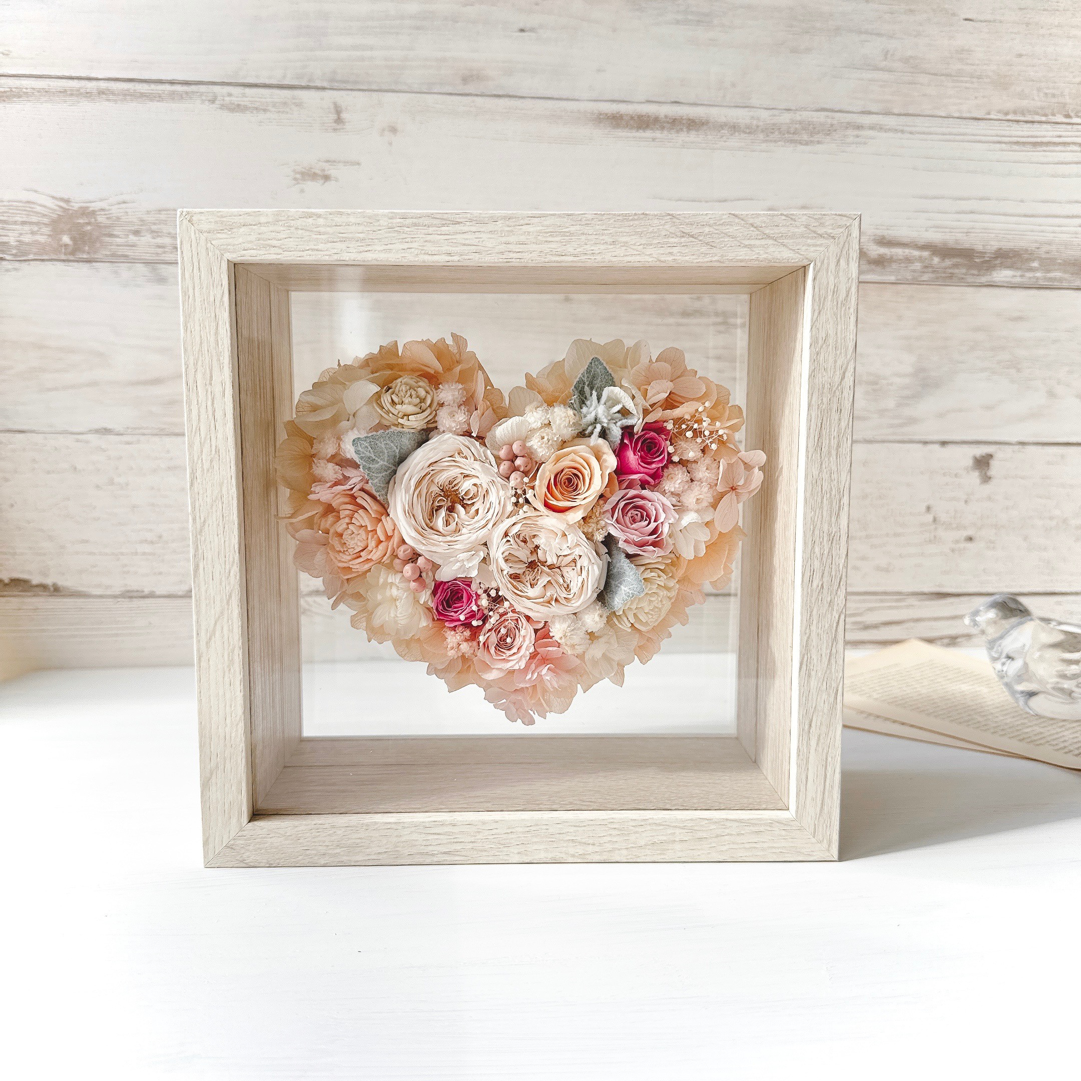 宙に浮かぶハート｜Floating Heart – クリームピーチ – ガラスフレームフラワー　プリザーブド フラワー