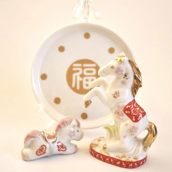 縁起物　2026干支馬の置物　陶磁器　金液使用　1点もの　①オレンジ　仔馬付き 還暦　お祝い　丙午