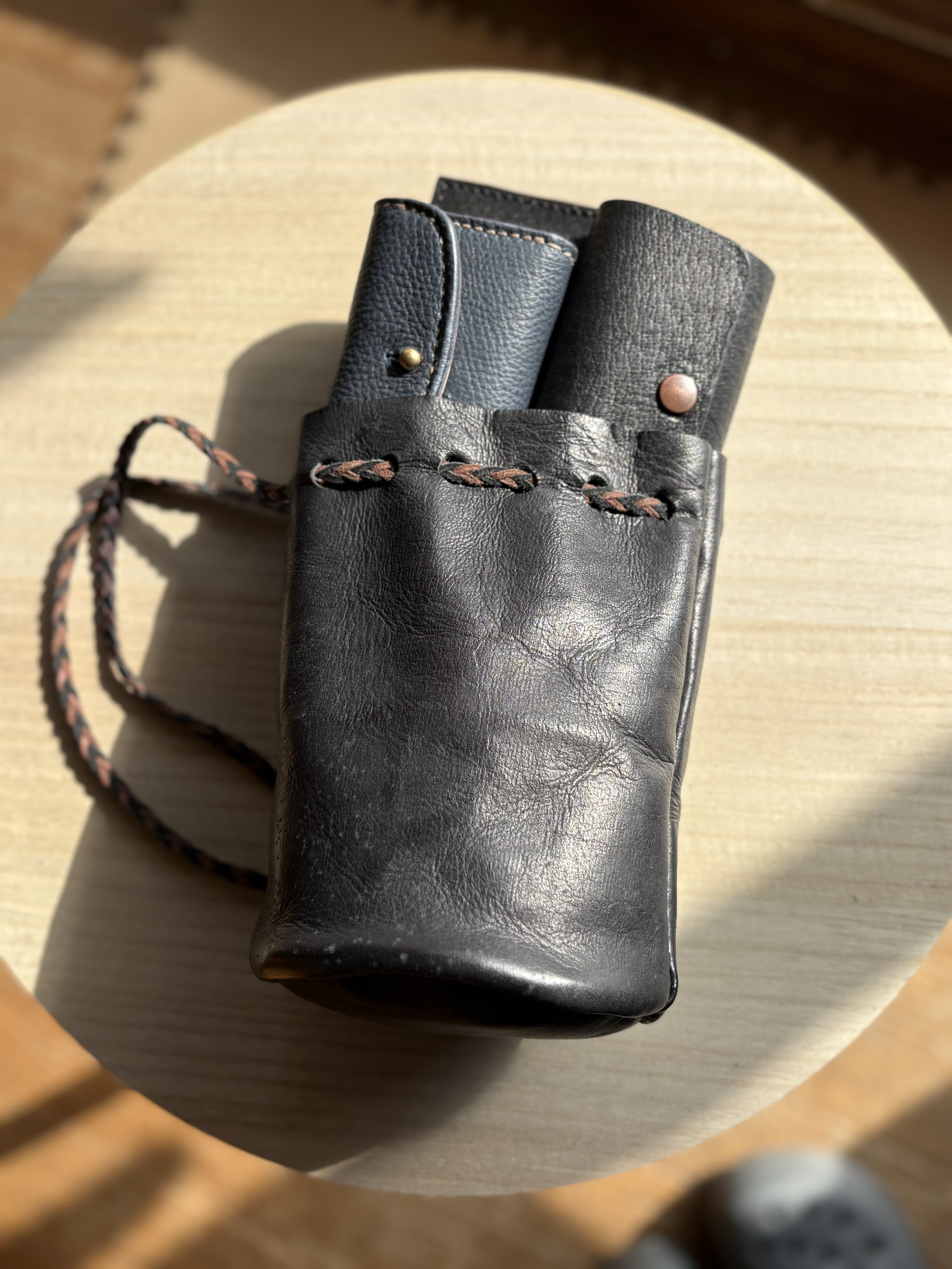 勵 － 包（つつみ） －鹿革 巾着袋(ブラック) ジビエ鹿革／総手縫い／矢羽編み対応