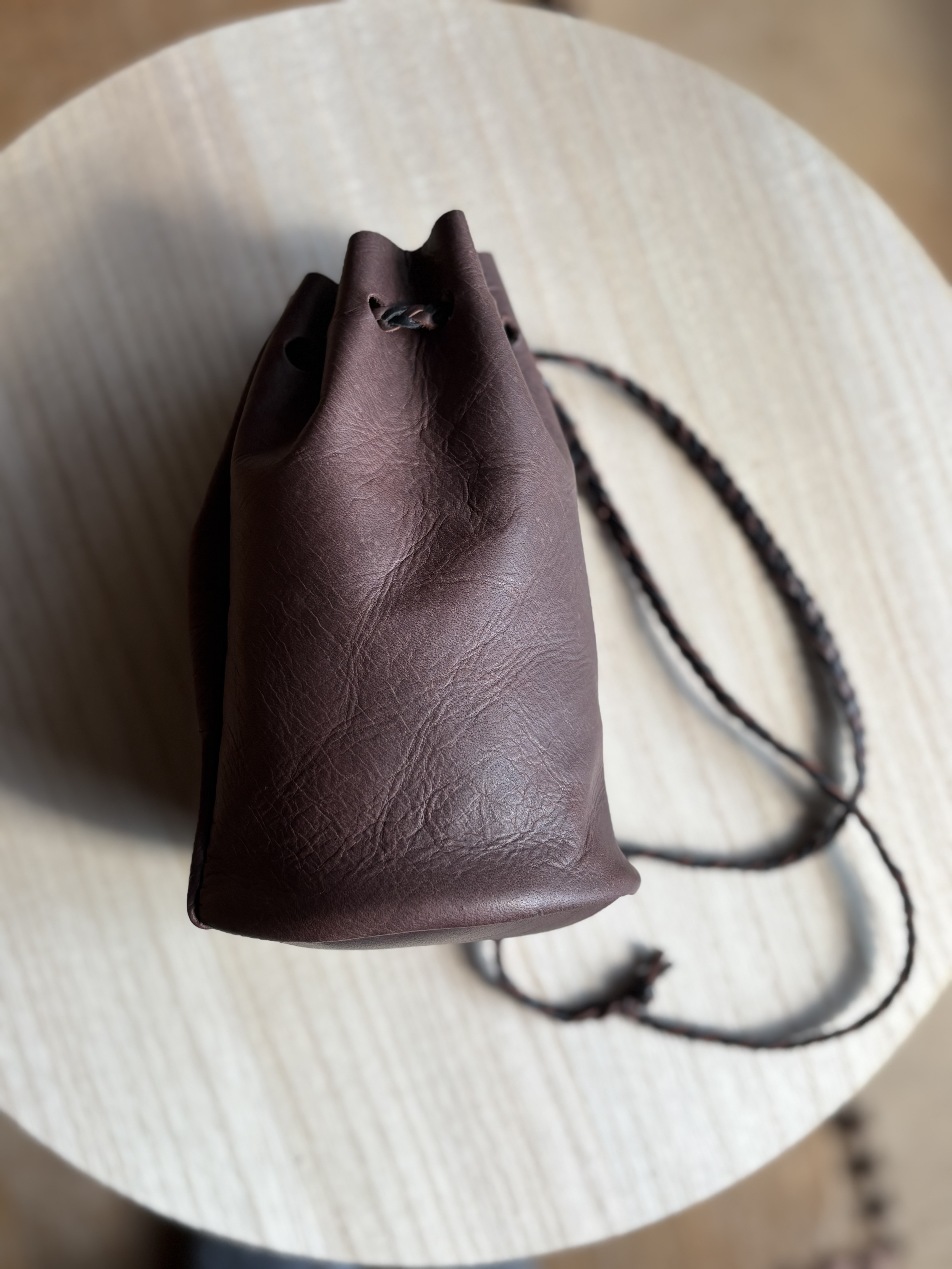 勵 － 包（つつみ） －鹿革 巾着袋(ブラウン) ジビエ鹿革／総手縫い／矢羽編み対応