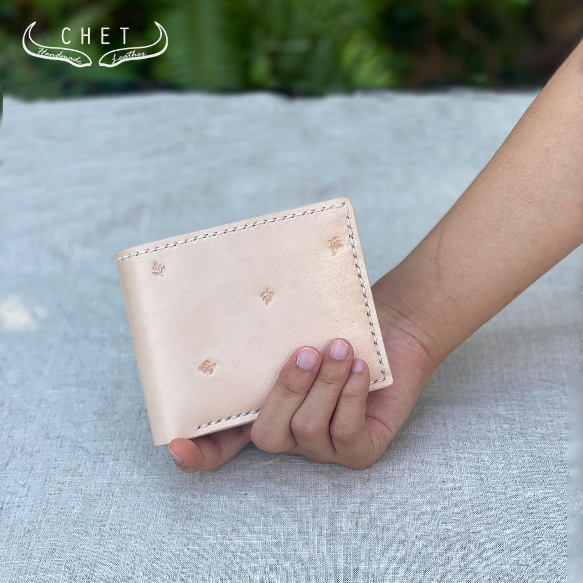 植物柄を刻んだヌメ革レザー二つ折り財布｜育てる本革、経年変化を楽しむ