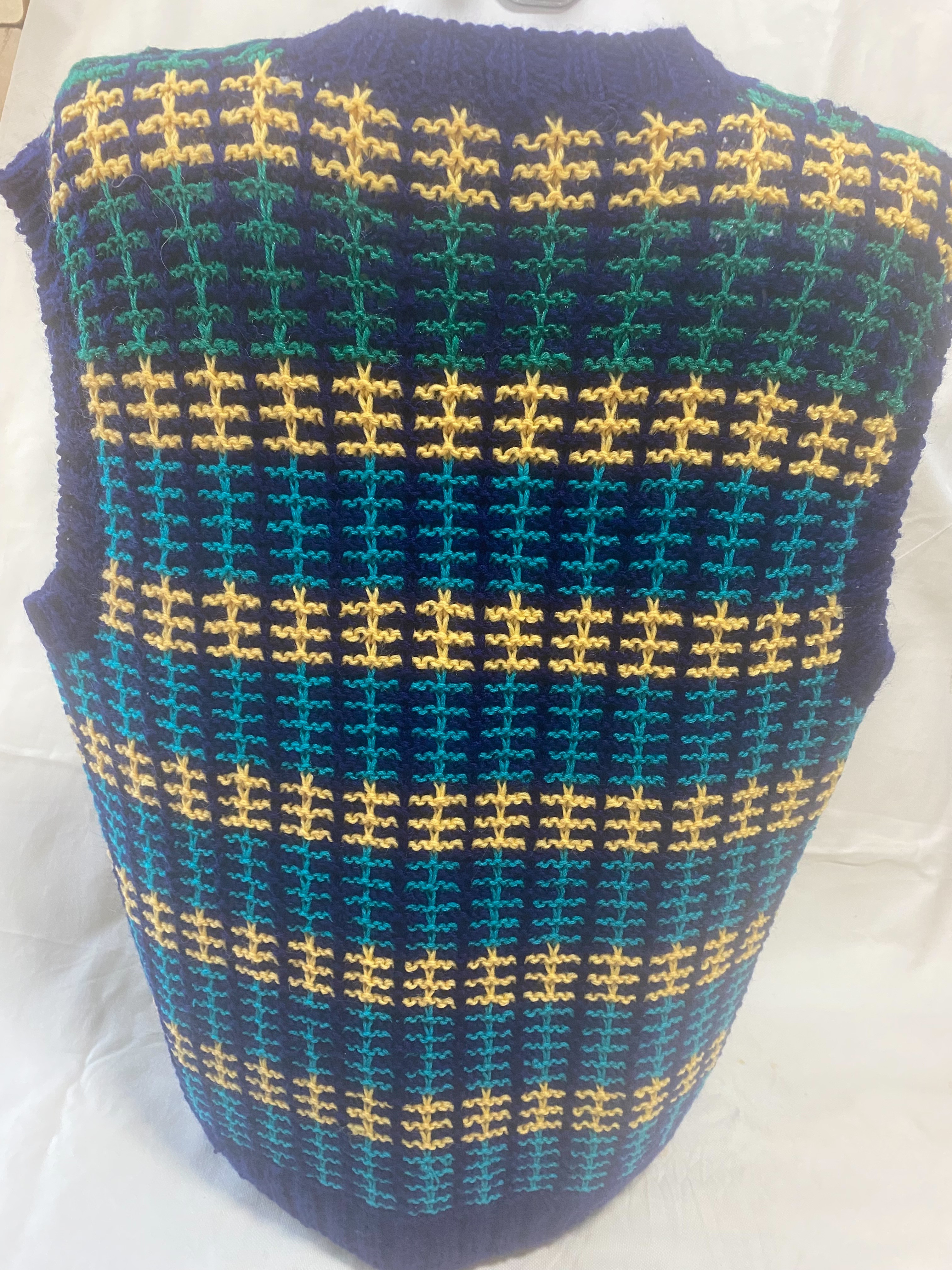 紳士用Vネックベスト☆前ボタン付き積み上げレンガ模様Lサイズ