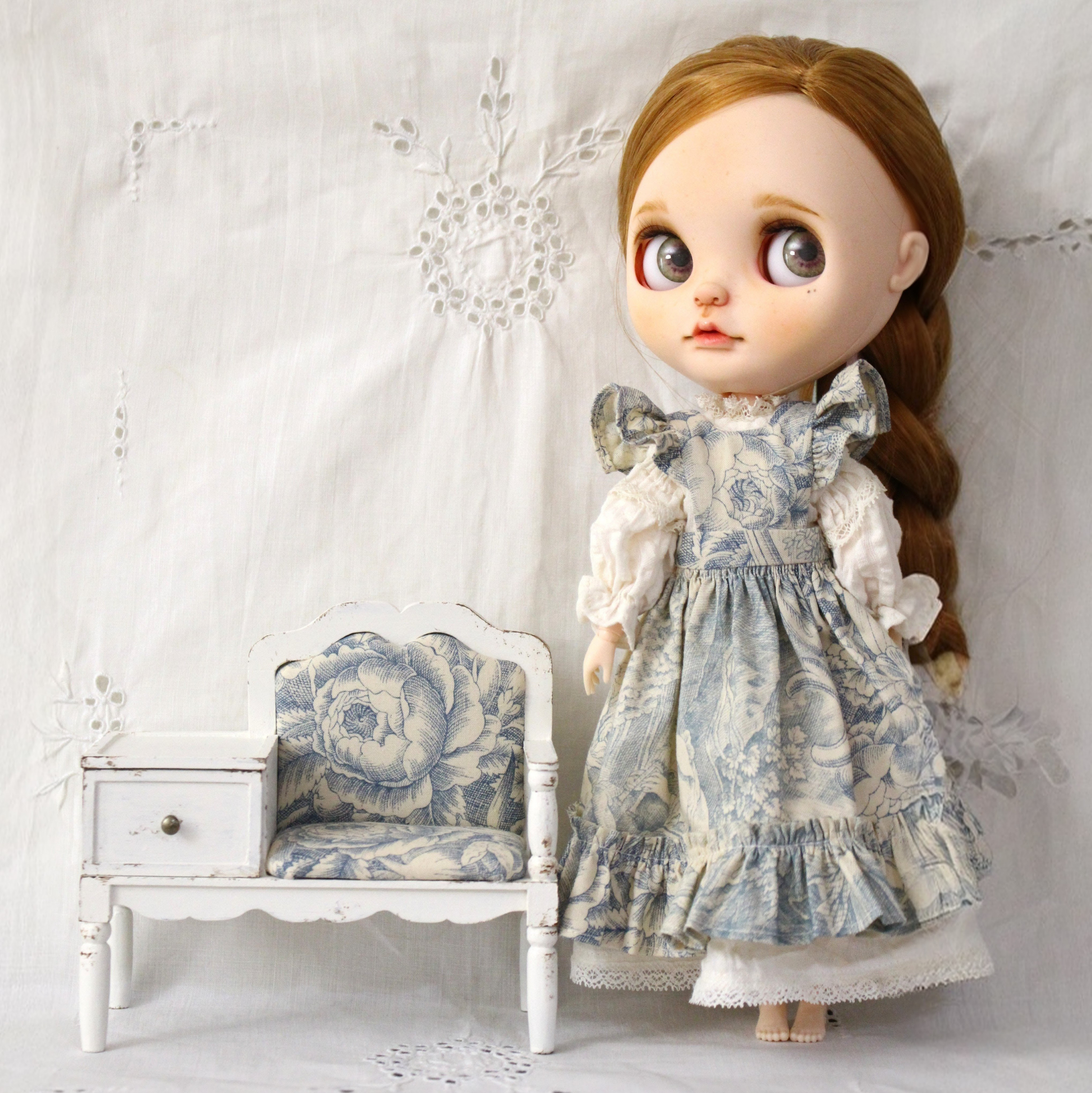 Lily White アンティーク風 引き出し付き ファブリックチェア ホワイト