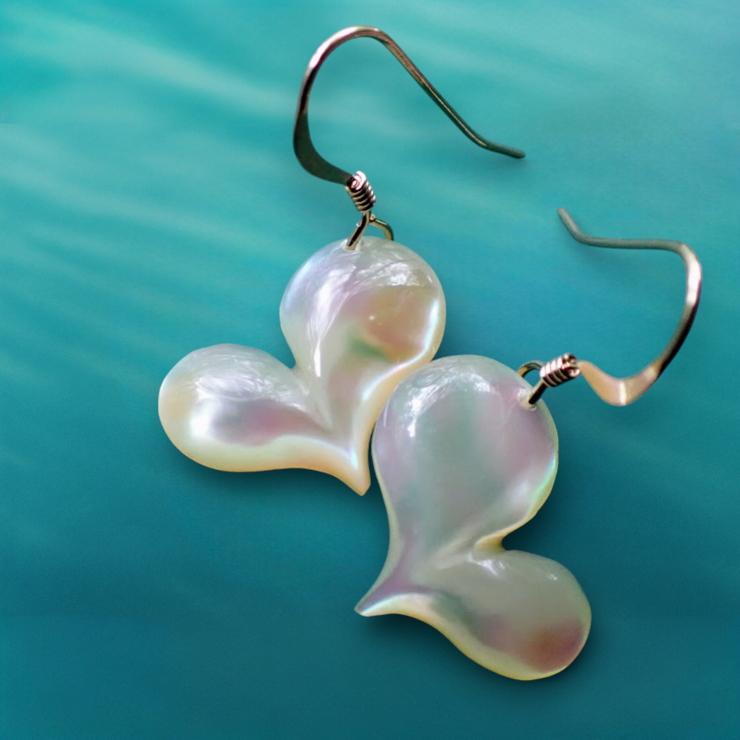 【一点物】夜光貝の真珠層 ハートピアス｜14kgf｜沖縄の海が育んだ静かな輝き