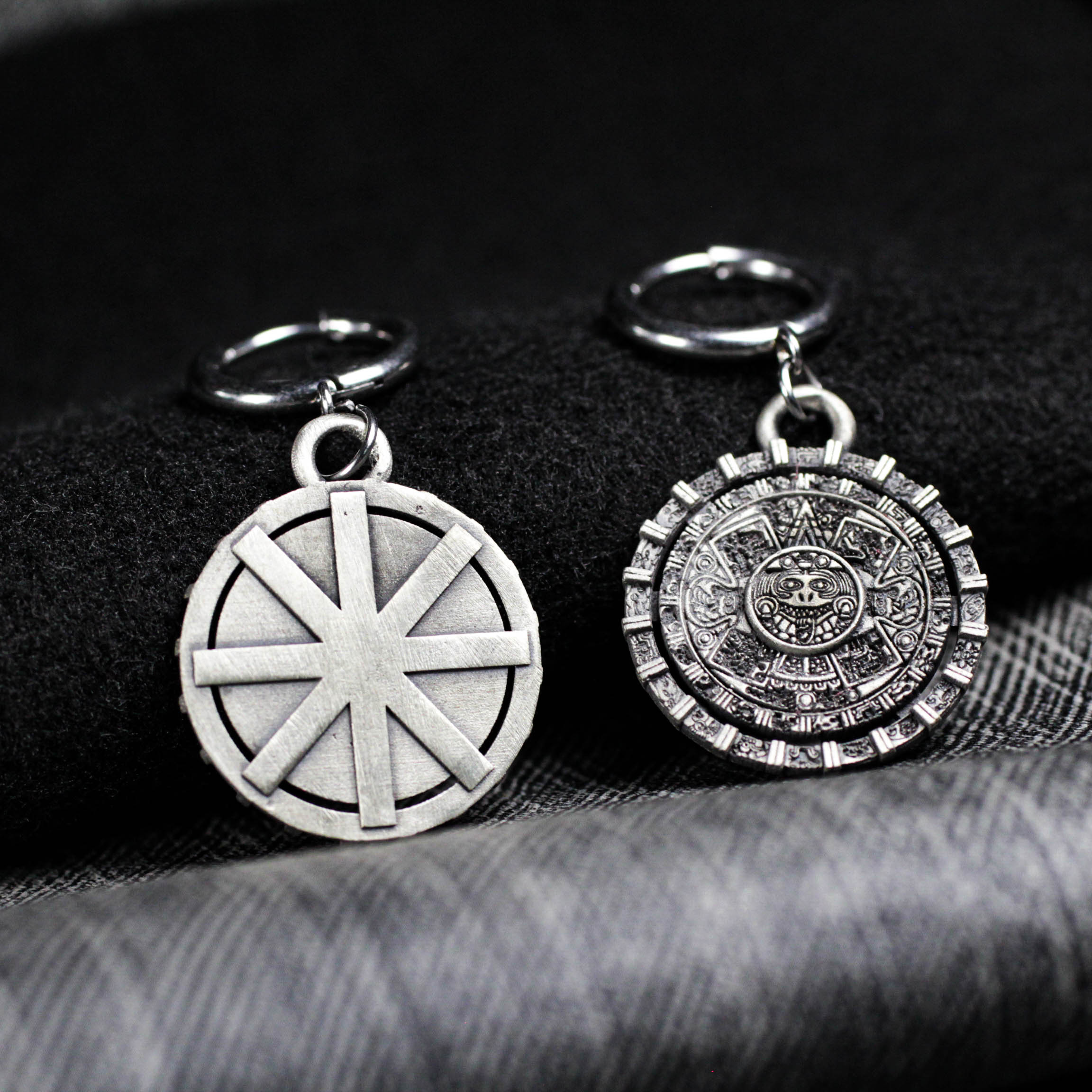 アステカ太陽暦イヤリング - マヤ風ジュエリー - ホワイトブラス製ハンドメイドダングルイヤリング