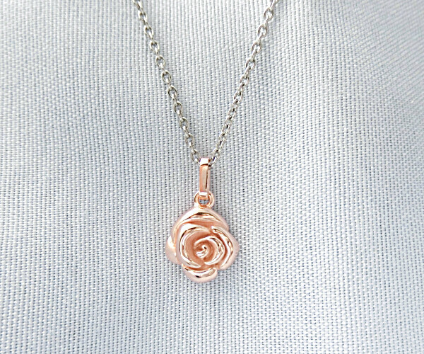 ピンクローズ｛薔薇｝のペンダント・シルバー製【主張しすぎない程よいサイズ。】