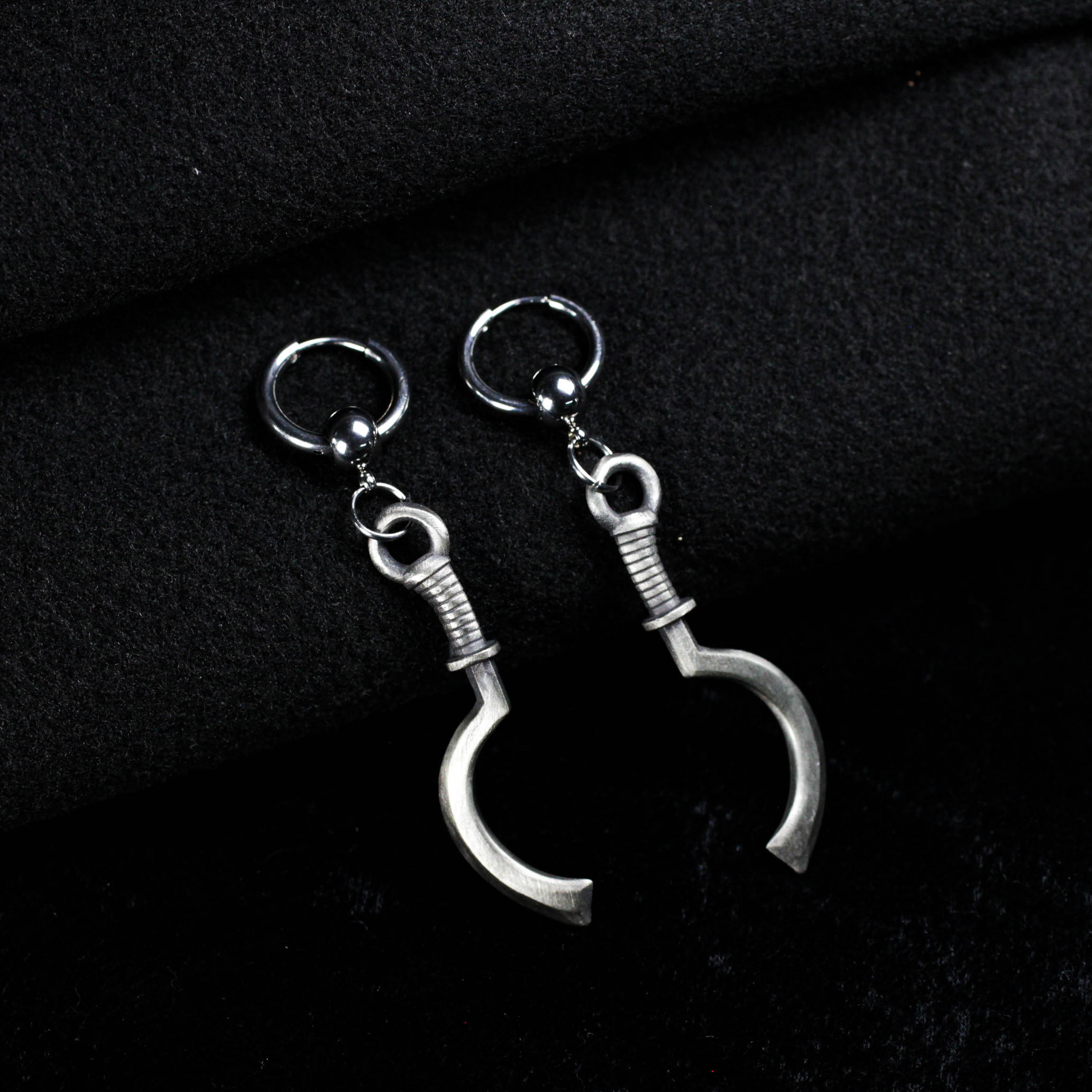 鎌型イヤリング - ゴシック武器風ジュエリー - ホワイトブラス製ハンドメイドダングルイヤリング