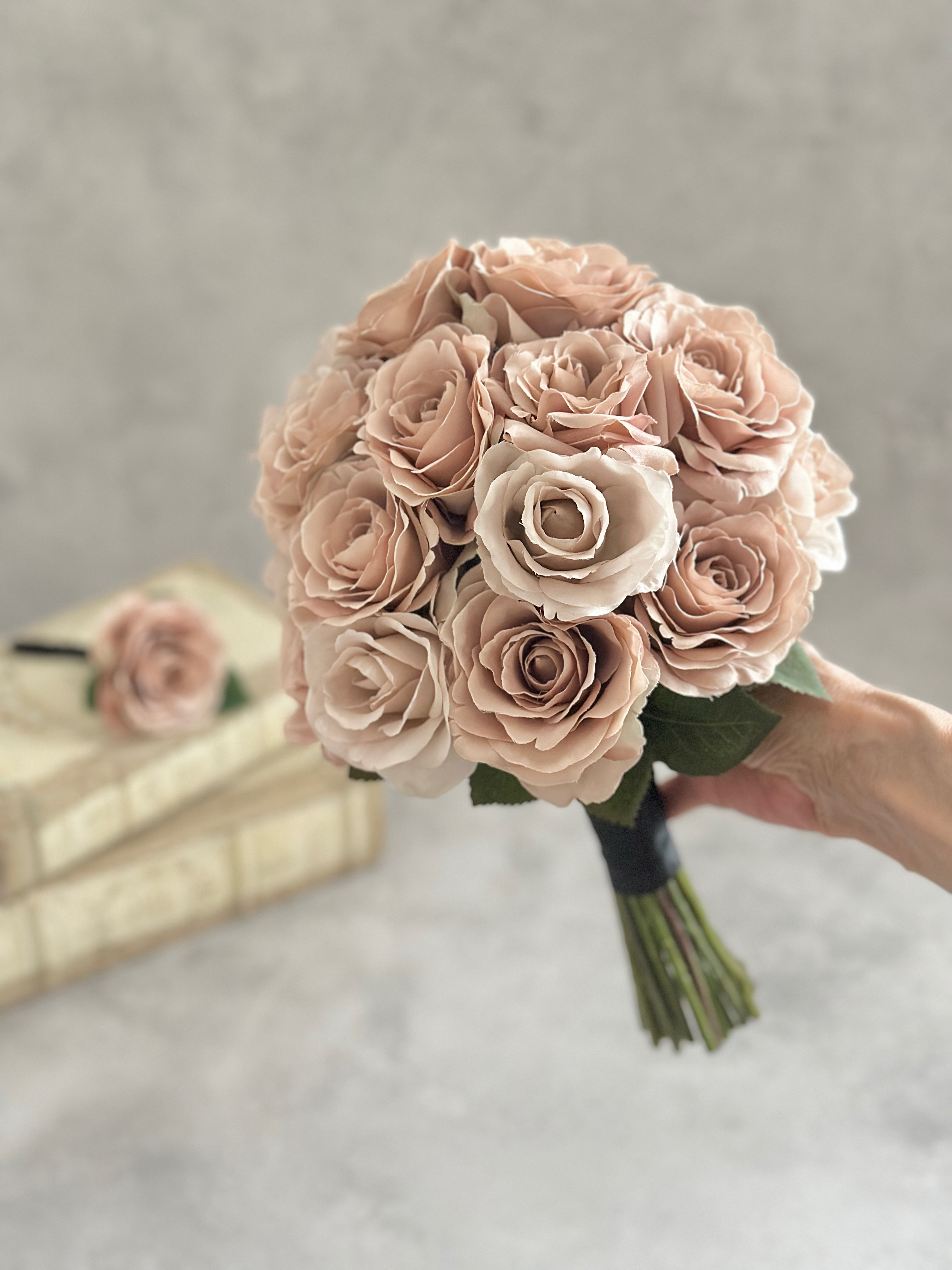 ブラウンピンクのローズブーケ　造花ブーケ　バラのブーケ　　ウェディングブーケ