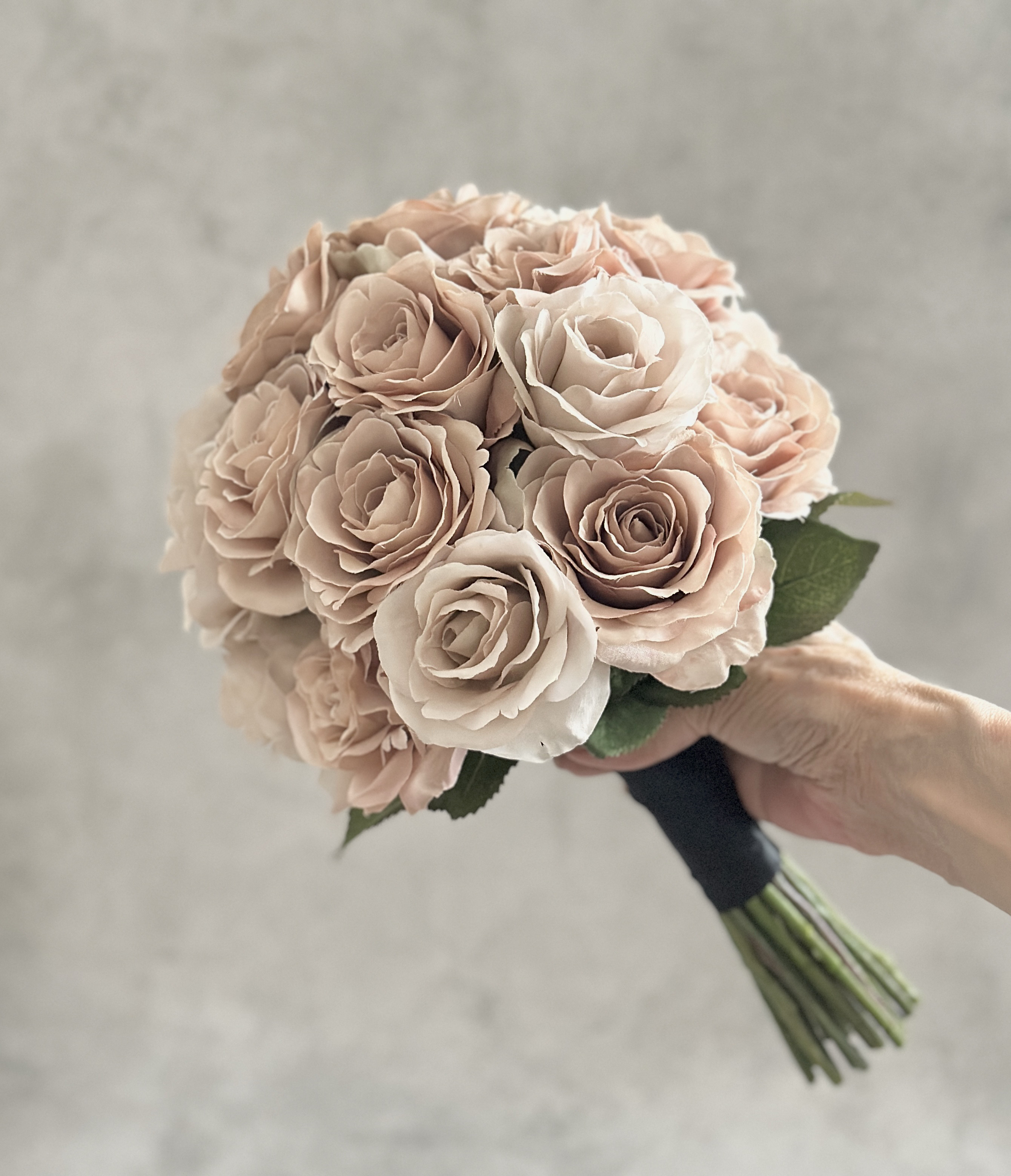 ブラウンピンクのローズブーケ　造花ブーケ　バラのブーケ　　ウェディングブーケ