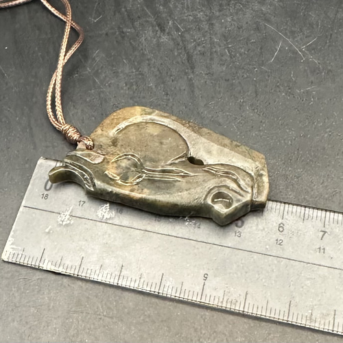 V-624 天然玉石　古玉　老玉　玉壁　大型　馬拉車の図案　置物　風水　お守り V-624 天然玉石 古玉 老玉 玉壁 大型 馬拉車の図案