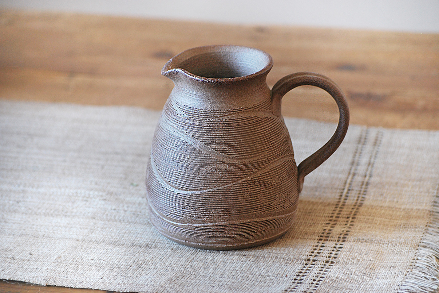 焼き締めのピッチャー　wave