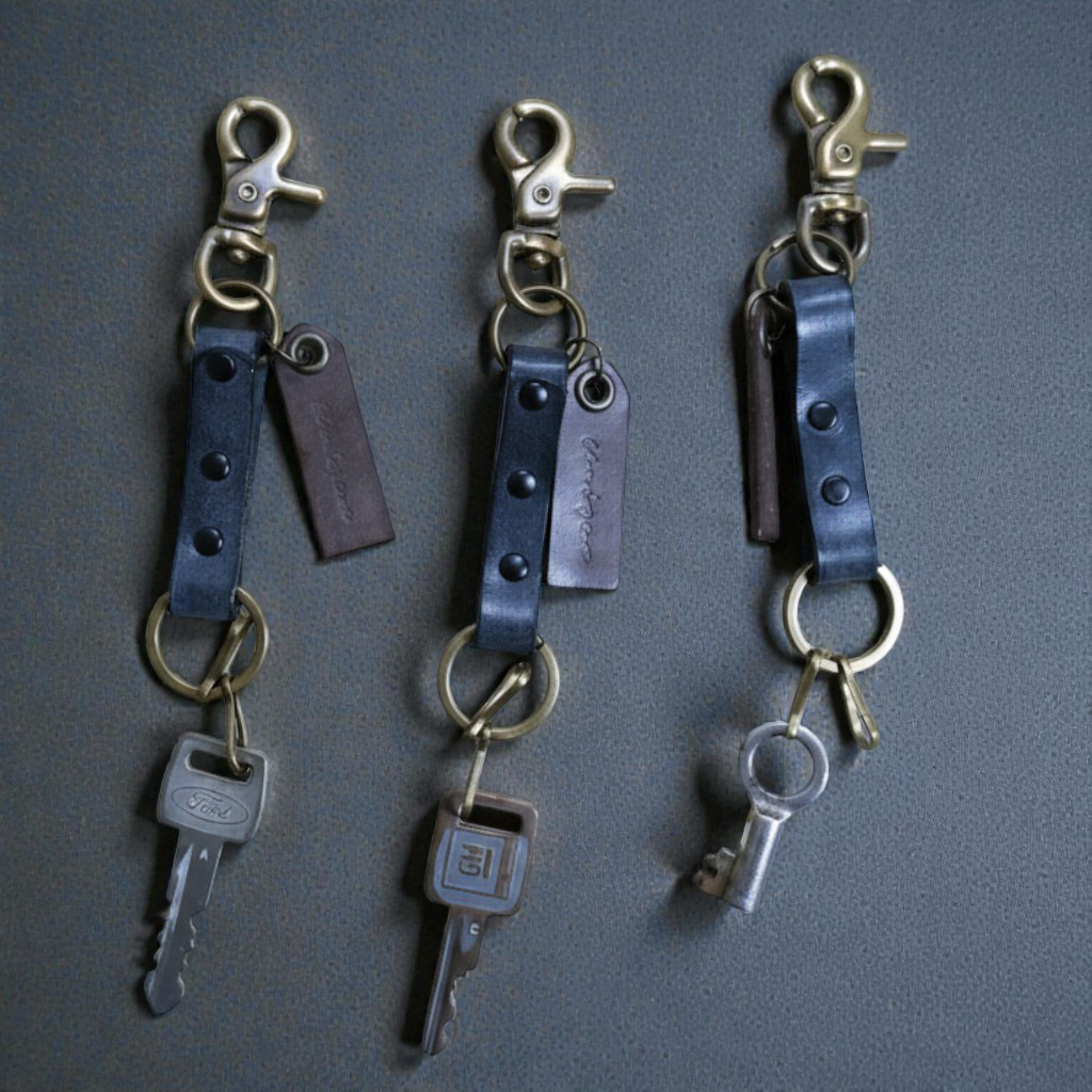 【レバーナスカンキーホルダー】　アンティークキー　真鍮　ロロマレザー　エイジング　シンプル