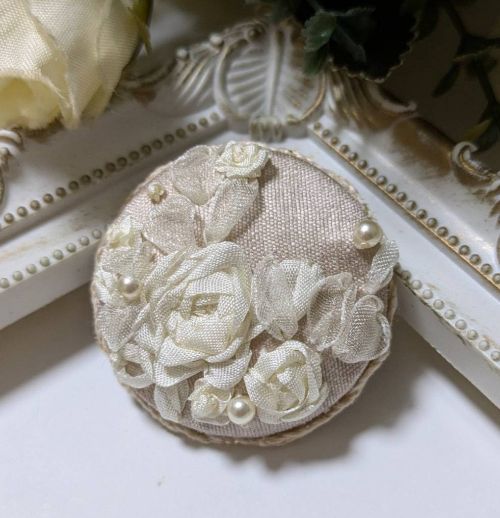 えみちだ様♡専用　ハンドメイド　　 リボン刺繍ブローチ　くるみボタン c6ad9bd93fb0baf7147edfac01eeec