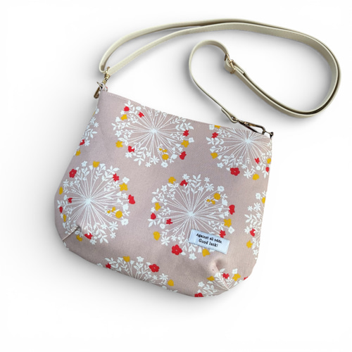 花柄ショルダーバッグ ピンク系 静かな円｜北欧風 万華鏡柄ショルダーバッグ やさしいピンク 花柄