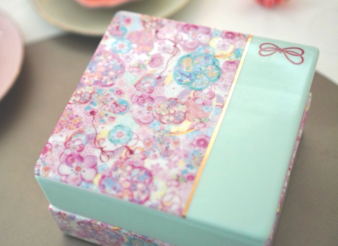 お菓子やフルーツ重・アフタヌーンティー､おもてなし 2段* ミントグリーン×ピンクの和花柄、花柄｜小ぶりなお正月重