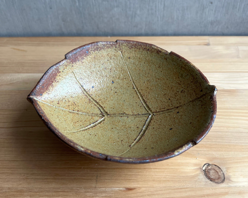 上野焼 渡窯 風情あふれる伊羅保釉（いらぼゆう） 木の葉皿 向付・中鉢