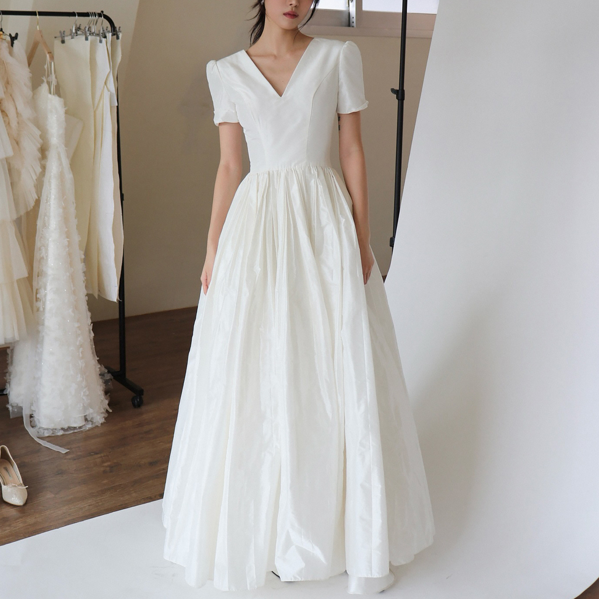 白 タフタ Vネック 半袖 ウェディングドレス シンプル 韓国風 花嫁 パーティー 披露宴 演奏会 前撮り HL1028