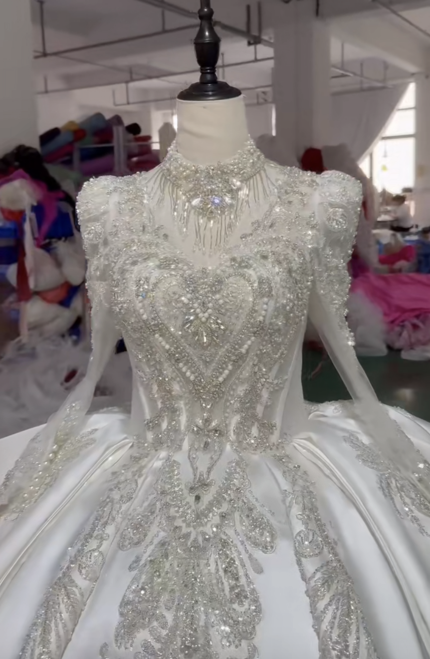 純白真っ白　ウェディングドレス　サテン　光沢感　長袖　激安　フリル　ラッフルスカート　海外挙式本命ドレス制作前撮りお呼ば