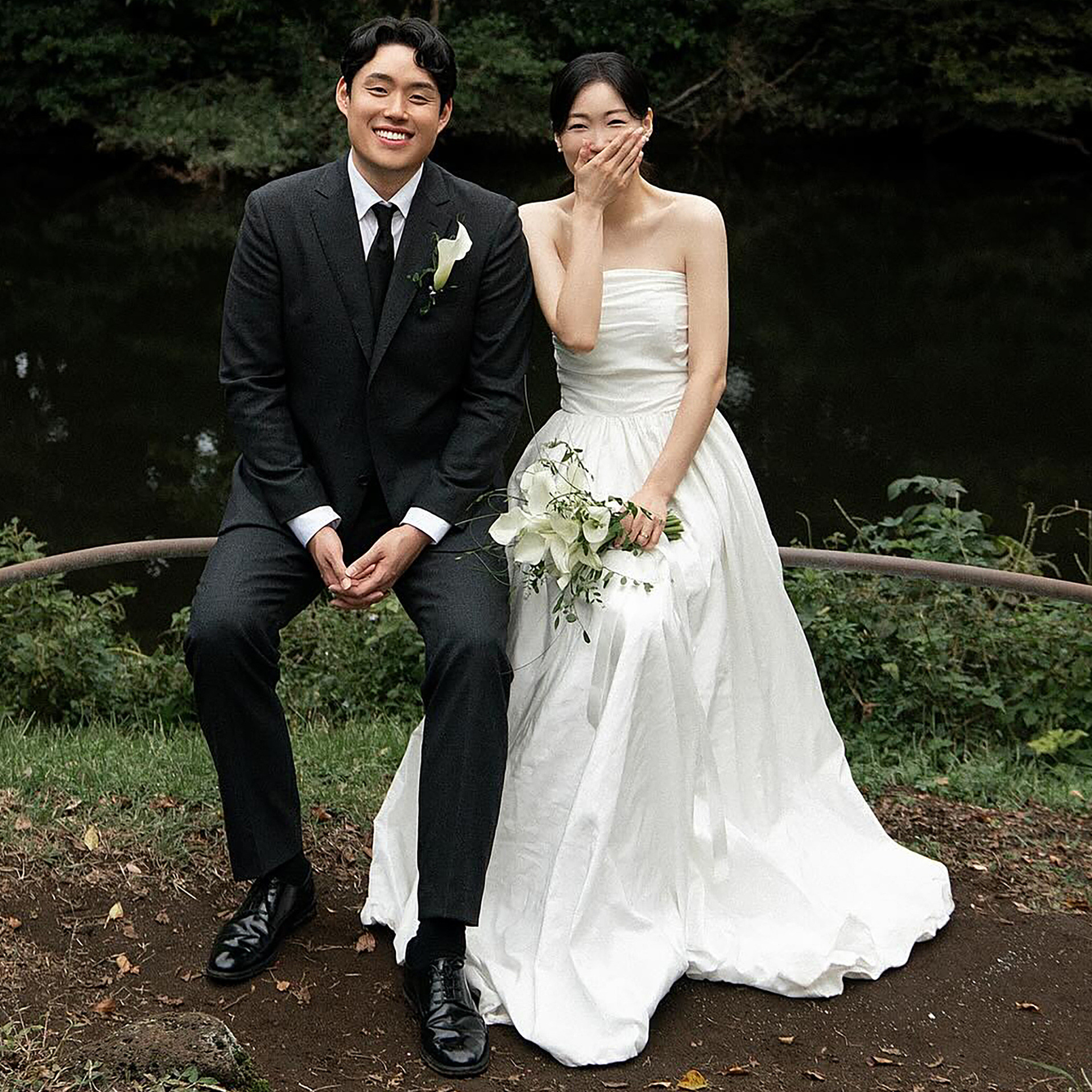 高級感 白 黒 タフタ オフショルダー ウェディングドレス シンプル 韓国風 花嫁 披露宴 演奏会 前撮り HL1029