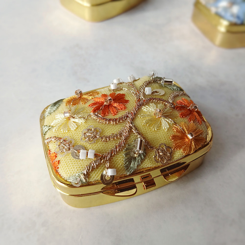 煌めくインド刺繍リボンのビーズフラワー ピルケース（ミラー付き