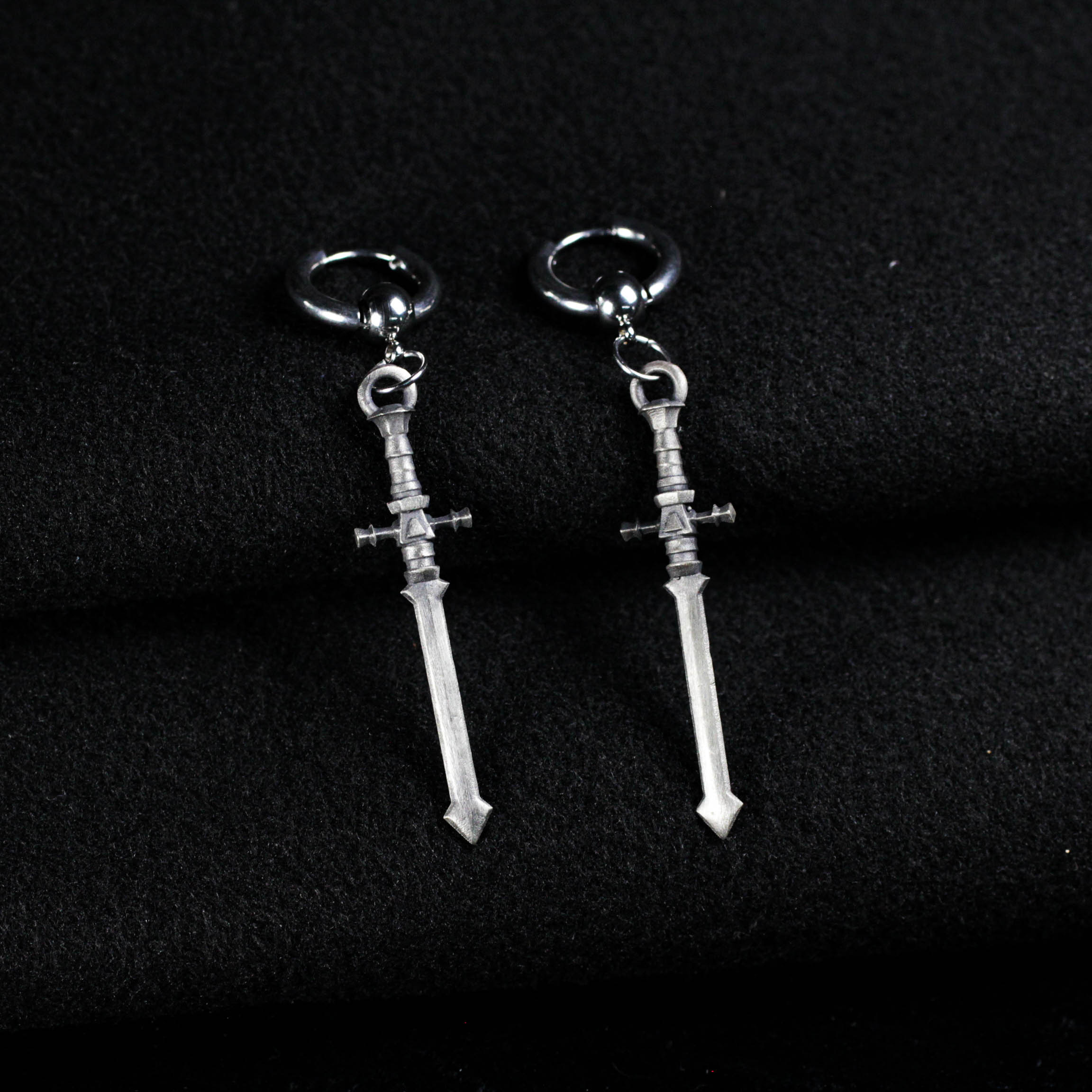 剣型イヤリング - ゴシックブレードダングルジュエリー - 女性用ホワイトブラスハンドメイドイヤリング