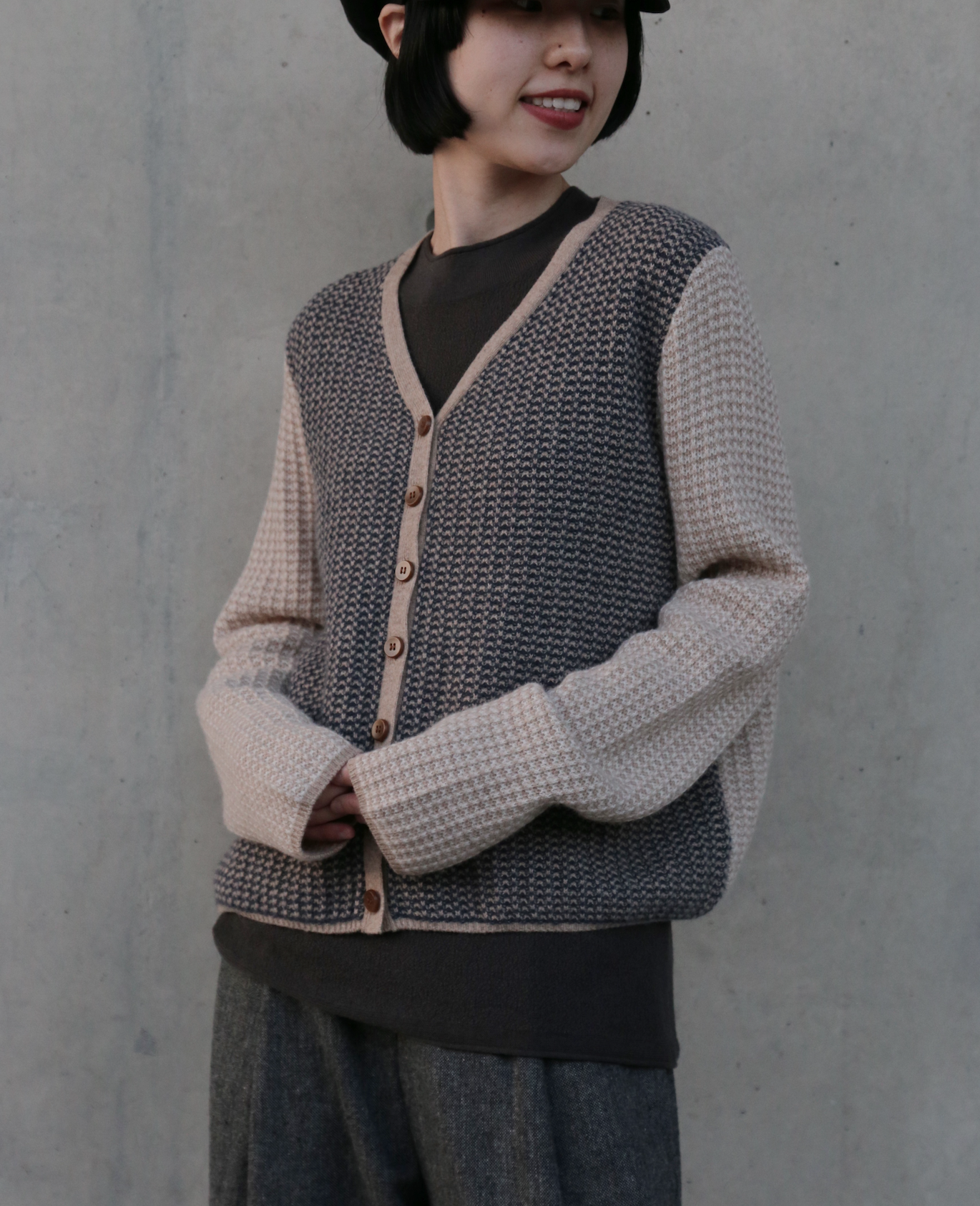 今季注目のカラーブロックVネックカーディガン 上質ウール100% 配色カーディガン　 251214-1