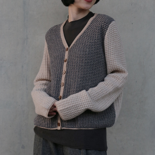 今季注目のカラーブロックVネックカーディガン 上質ウール100% 配色