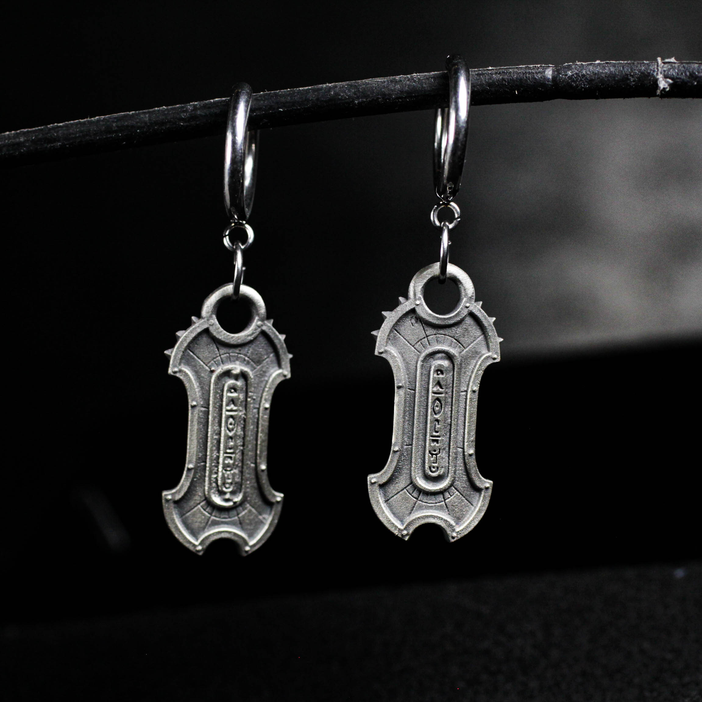 シールドイヤリング - ゴシックアーマーダングルジュエリー - 女性用ハンドメイドホワイトブラスウォリアースタイルイヤリ