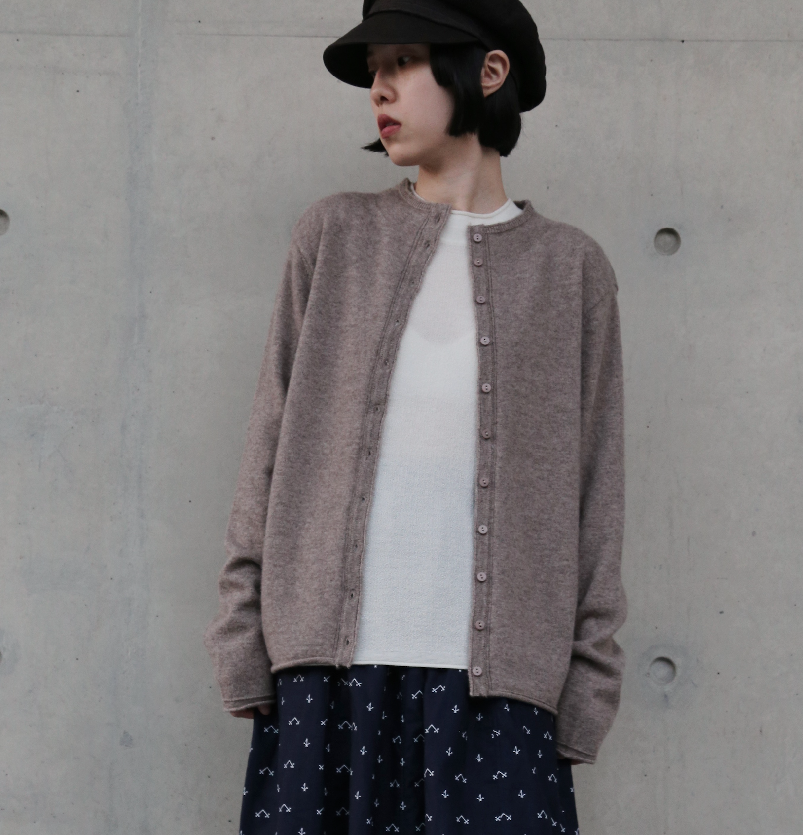 【稀少な素材と上品な佇まい】 ヤクウール混紡 カールが可愛い クルーネックカーディガン 251216-1