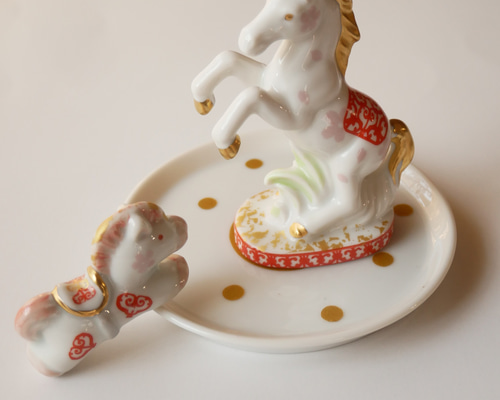 縁起物 2026干支馬の置物 陶磁器 金液使用 1点もの ②オレンジ 仔馬