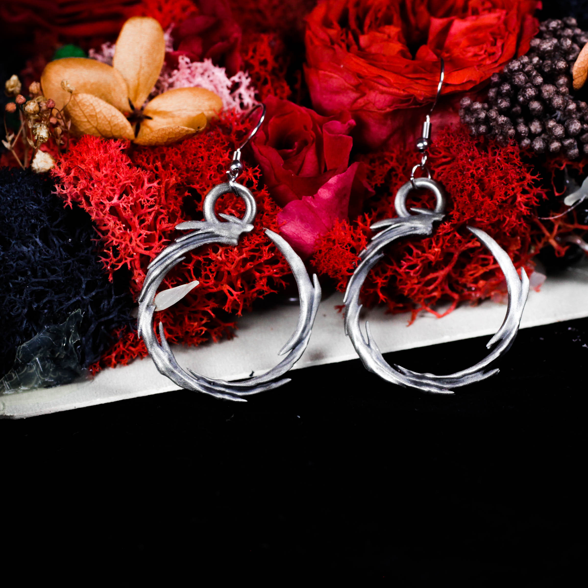 リップルウェーブダングルイヤリング：ホワイトブラスゴシックジュエリー