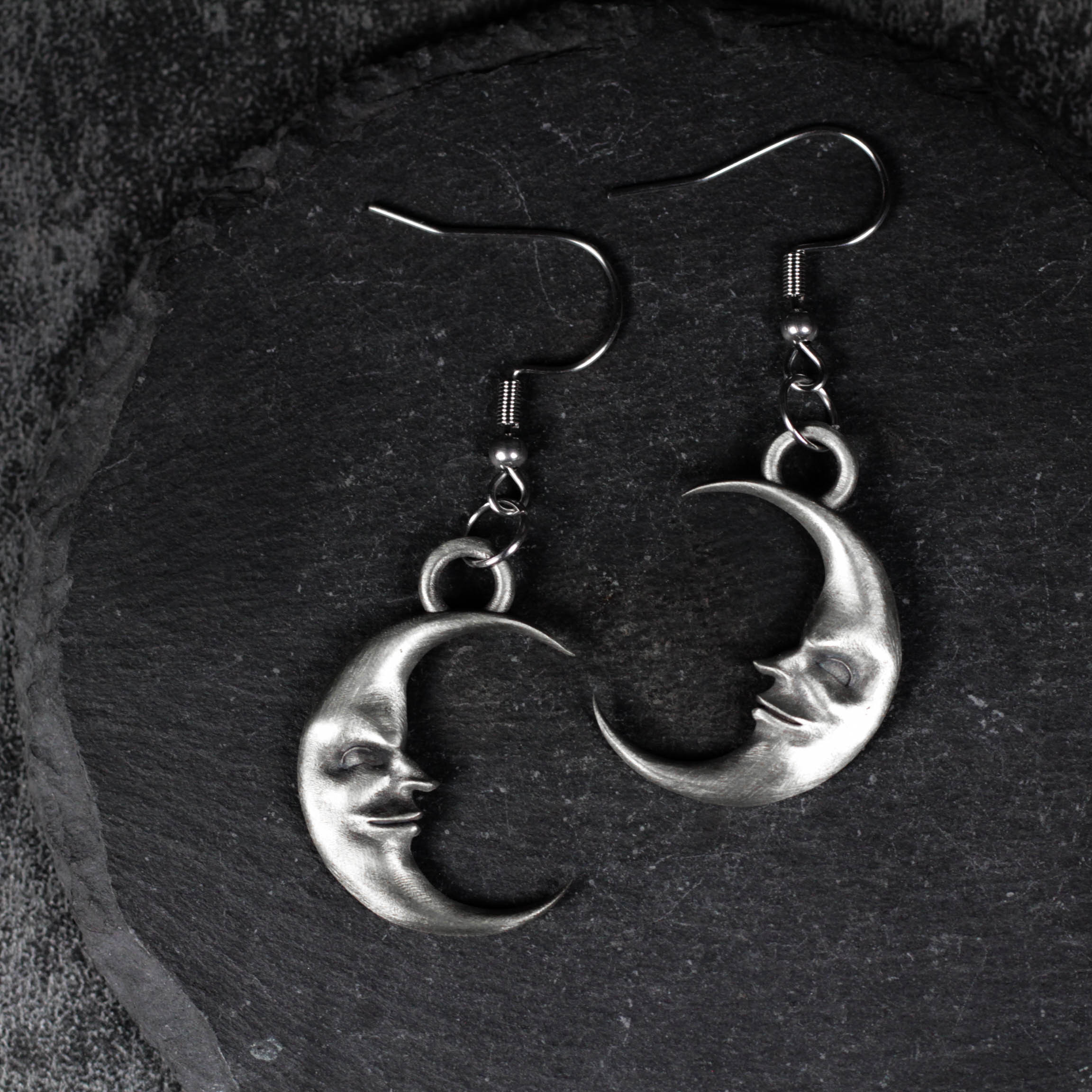 シルバーのムーンフェイスイヤリング：ゴシックな月のジュエリー、魔女の贈り物