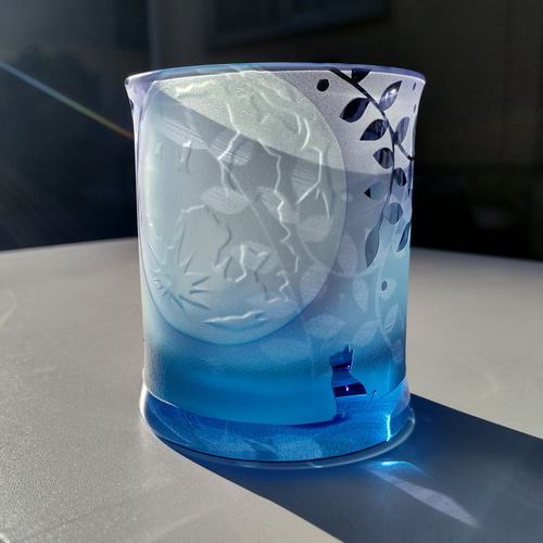 メロウグラスさんの青いお月様の作品 月夜の猫 青紫ロックグラス サンドブラスト ギフト グラス 月のGlass