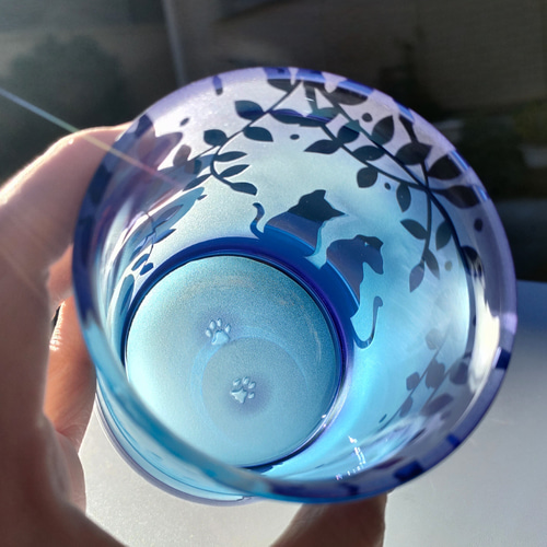 メロウグラスさんの青いお月様の作品 月夜の猫 青紫ロックグラス サンドブラスト ギフト グラス 月のGlass