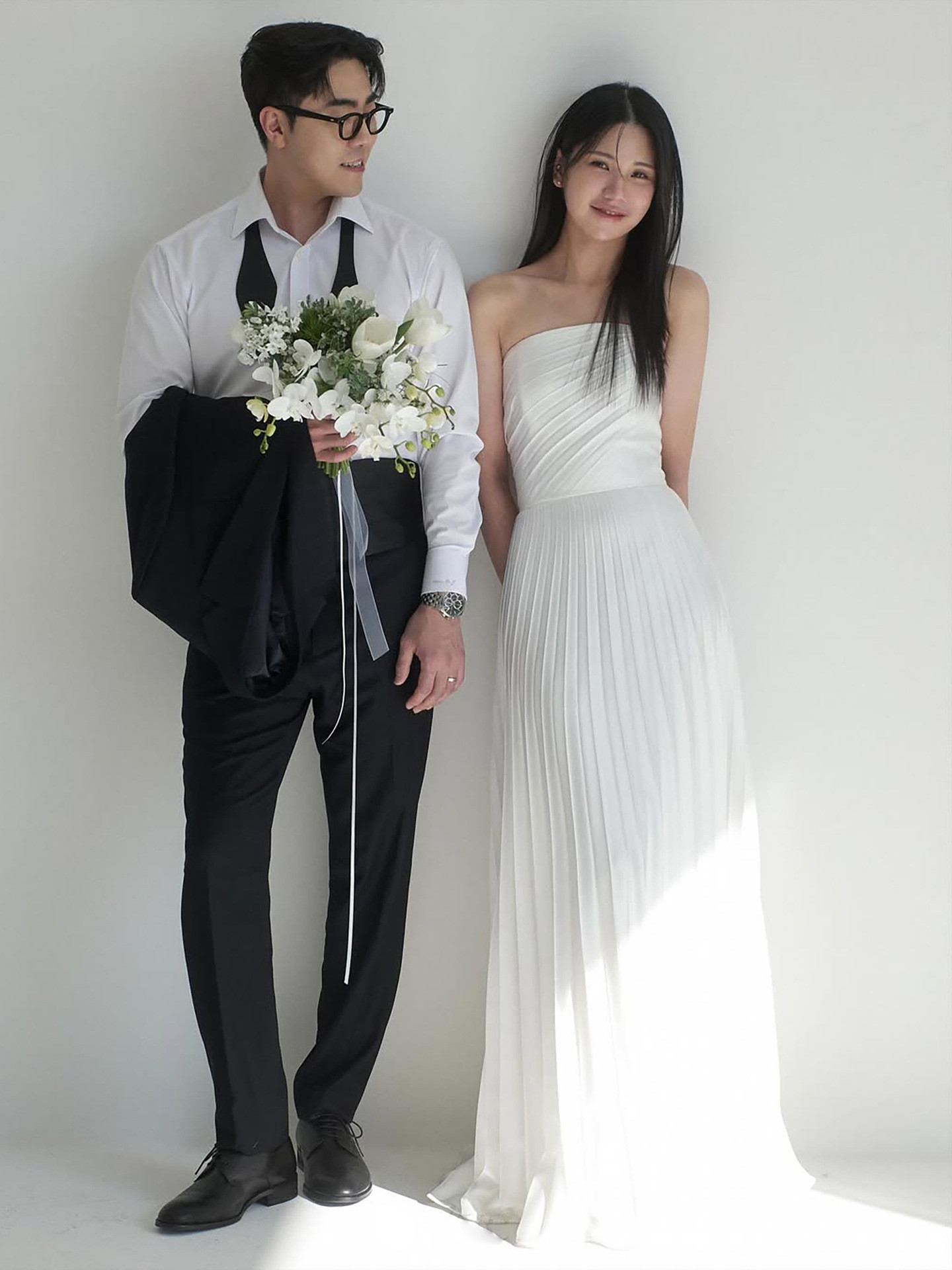 高級感 白 サテン オフショルダー ウェディングドレス シンプル 韓国風 花嫁 披露宴 演奏会 前撮り HL1030