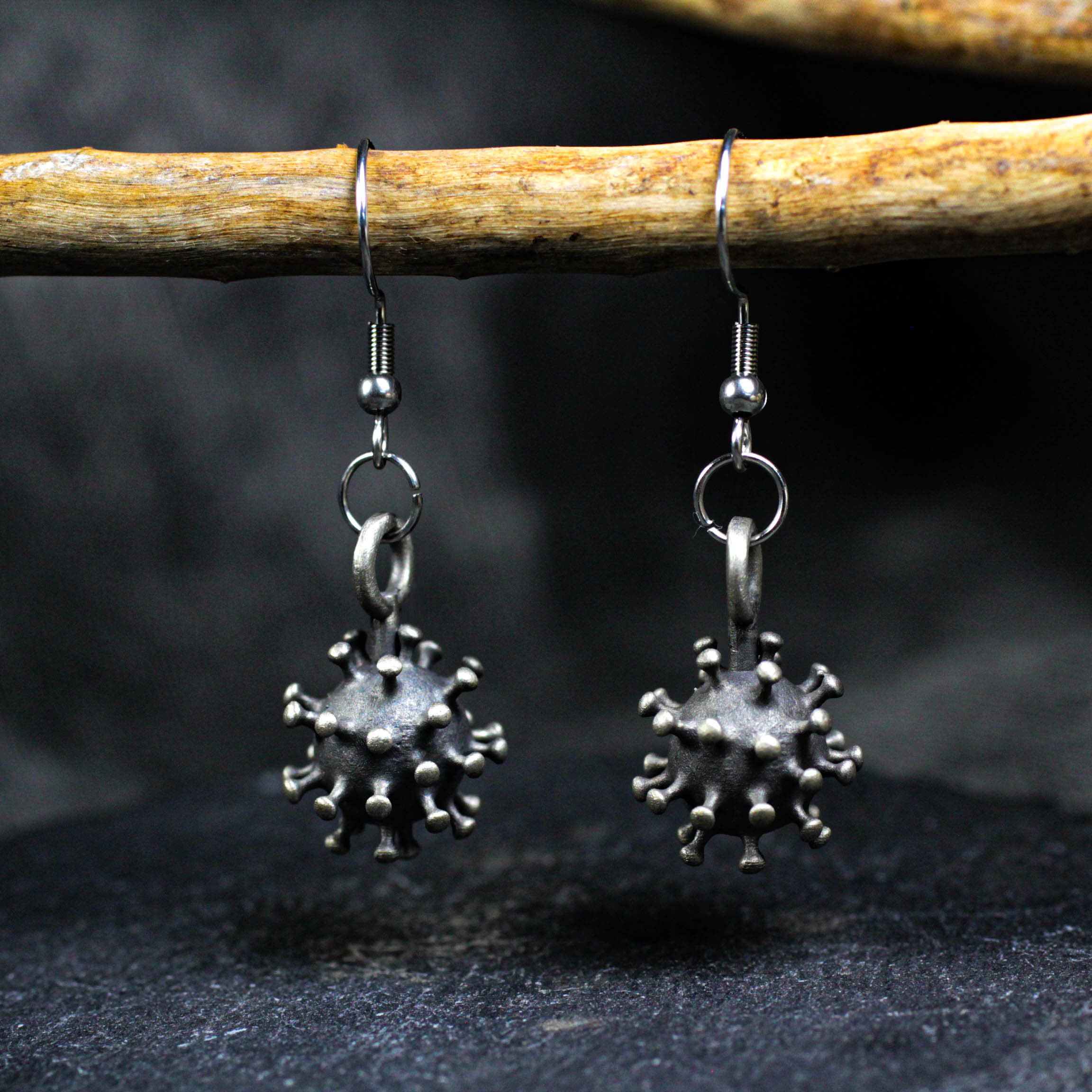 シルバーのスパイクオーブダングルイヤリング：ゴシックパンクジュエリー