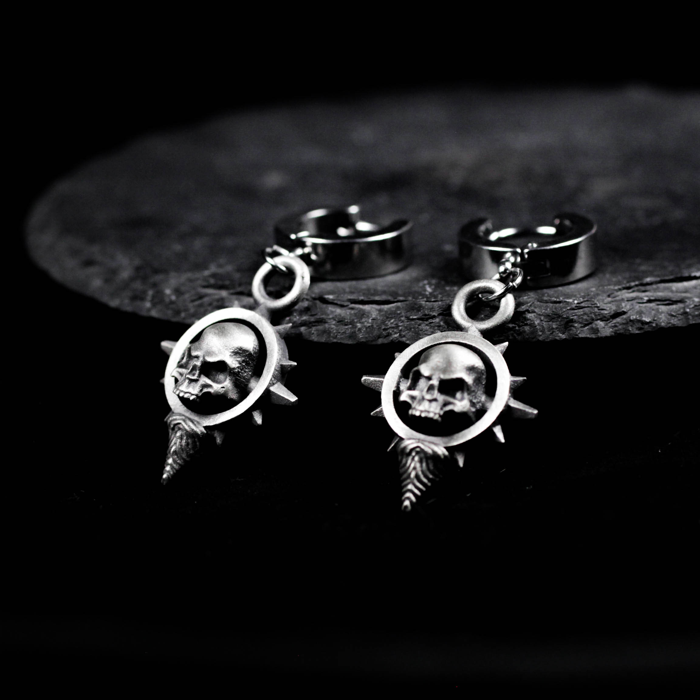 シルバースカルスパイクイヤリング - ゴシックパンクフープダングルジュエリー、女性用、ダークフェスティバルアクセサリー