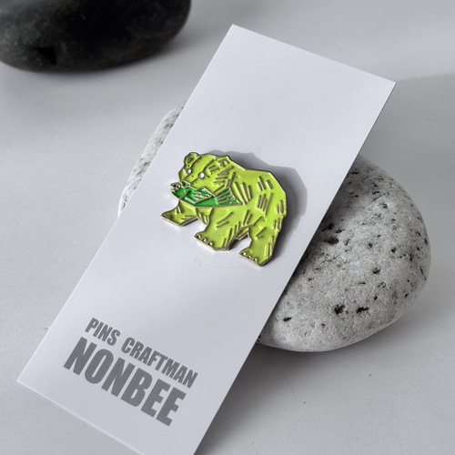 真鍮/ピンバッチ標本】木彫りの熊のピンバッジ / ガラスケース付